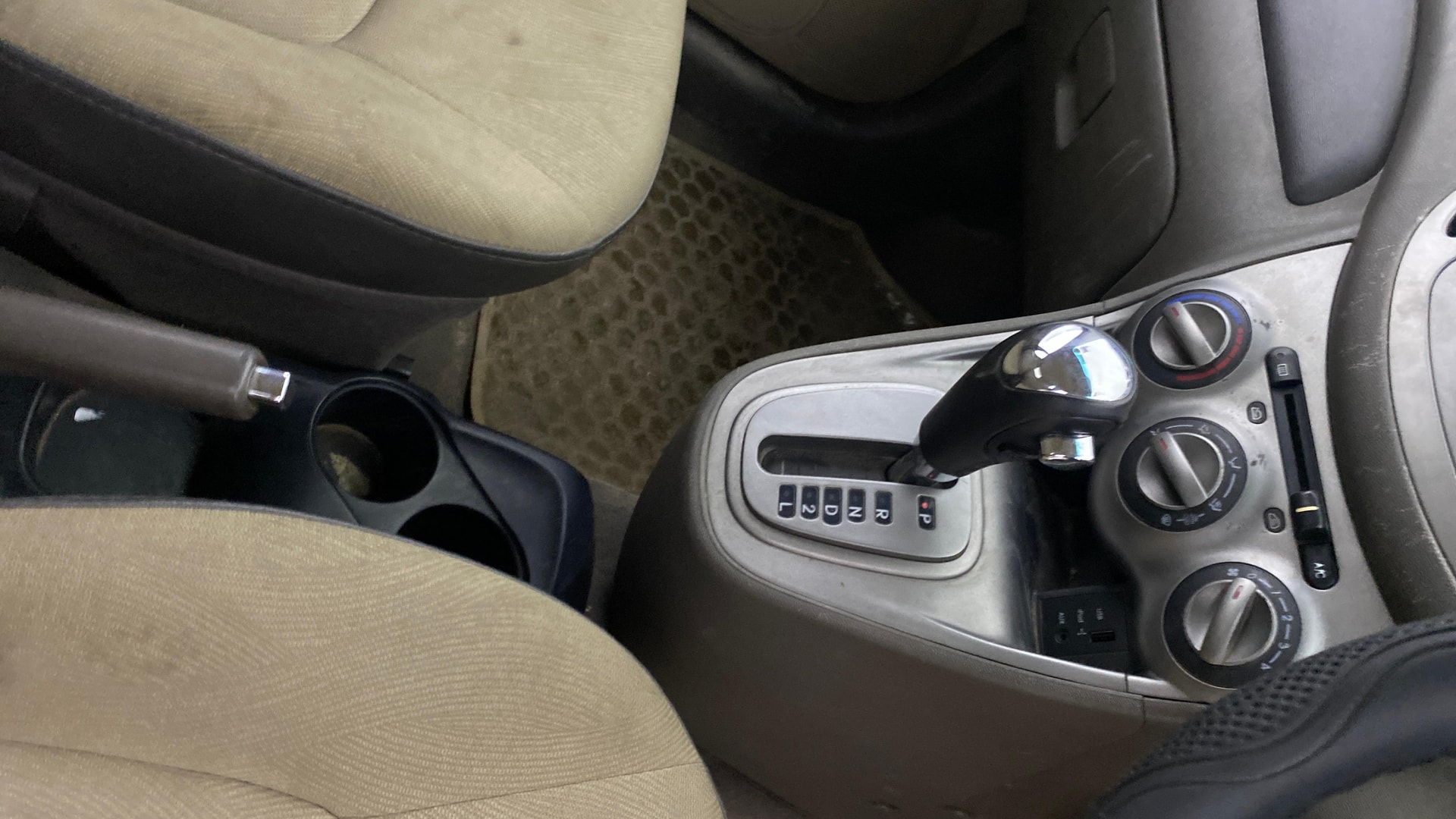 View 2013 Hyundai i10 1.2 Sportz AT Image 37 Used 2013 Hyundai i10 1.2 Sportz AT Image 37