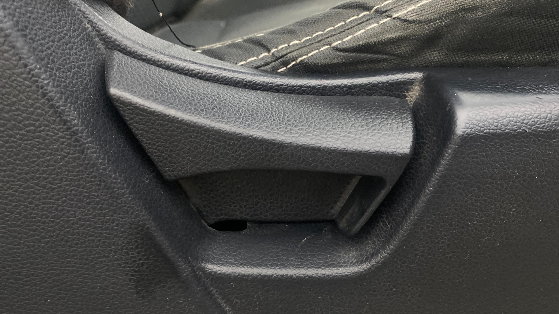 View 2019 Mahindra XUV300 W4 Petrol BS IV Image 10 Used 2019 Mahindra XUV300 W4 Petrol BS IV Image 10