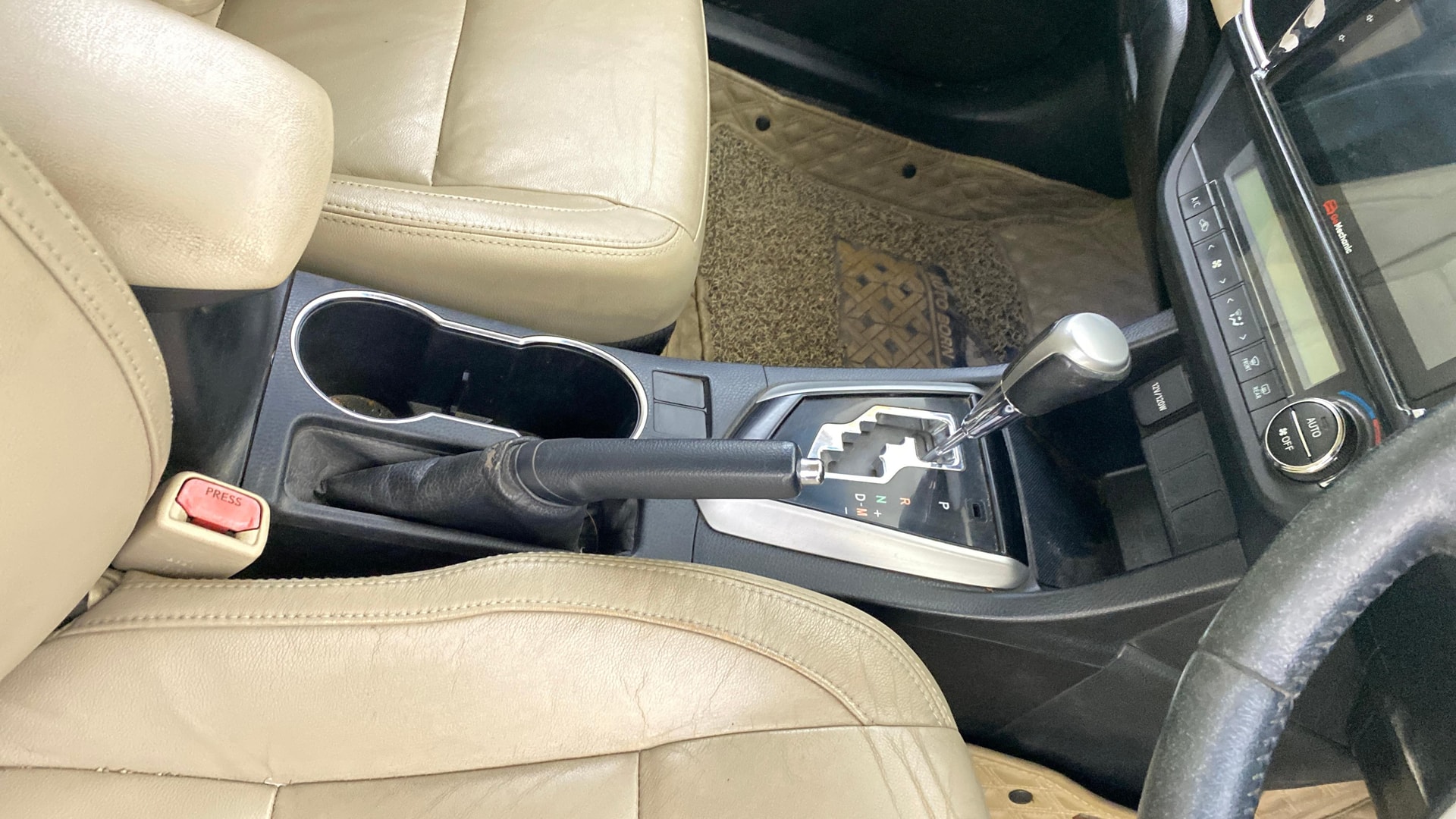 View 2015 Toyota Corolla Altis 1.8 VL AT Image 38 Used 2015 Toyota Corolla Altis 1.8 VL AT Image 38