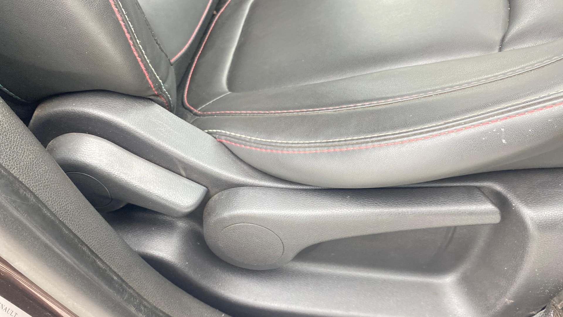 View 2019 Renault Captur Platine Petrol Dual Tone Image 11 Used 2019 Renault Captur Platine Petrol Dual Tone Image 11