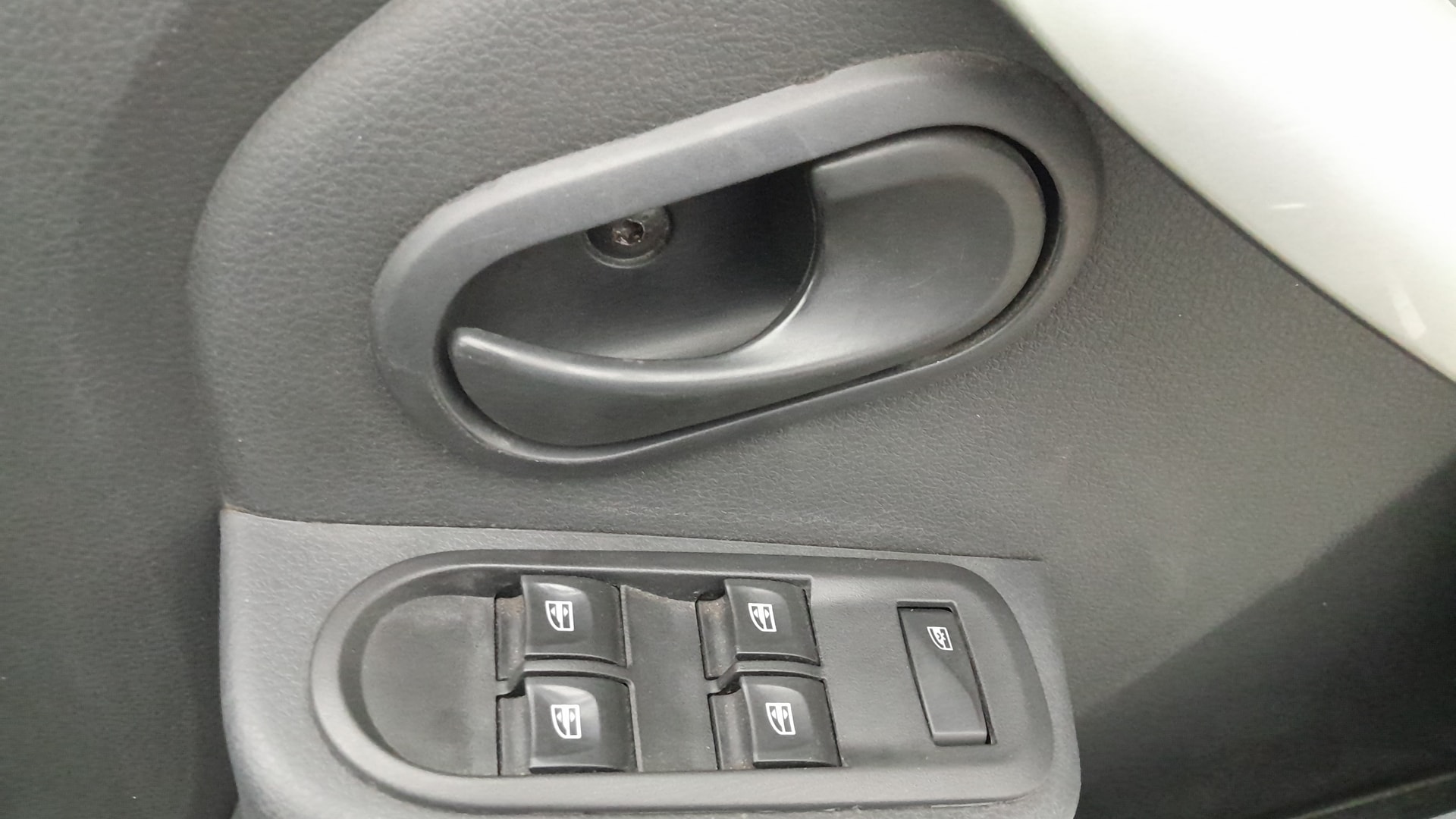 View 2015 Renault Duster Diesel 85PS 4x2 MT Image 38 Used 2015 Renault Duster Diesel 85PS 4x2 MT Image 38