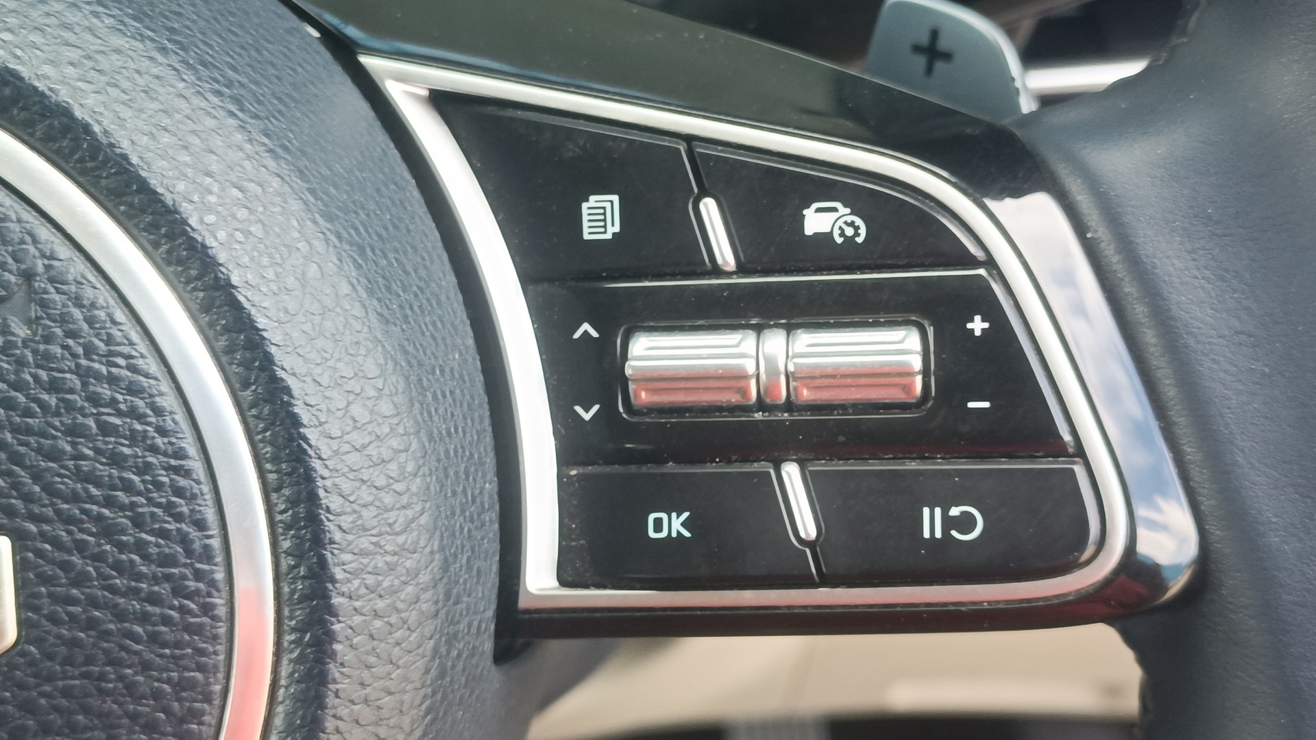 View 2022 Kia Carens Luxury Plus 1.4 DCT Petrol 6 STR Image 3 Used 2022 Kia Carens Luxury Plus 1.4 DCT Petrol 6 STR Image 3