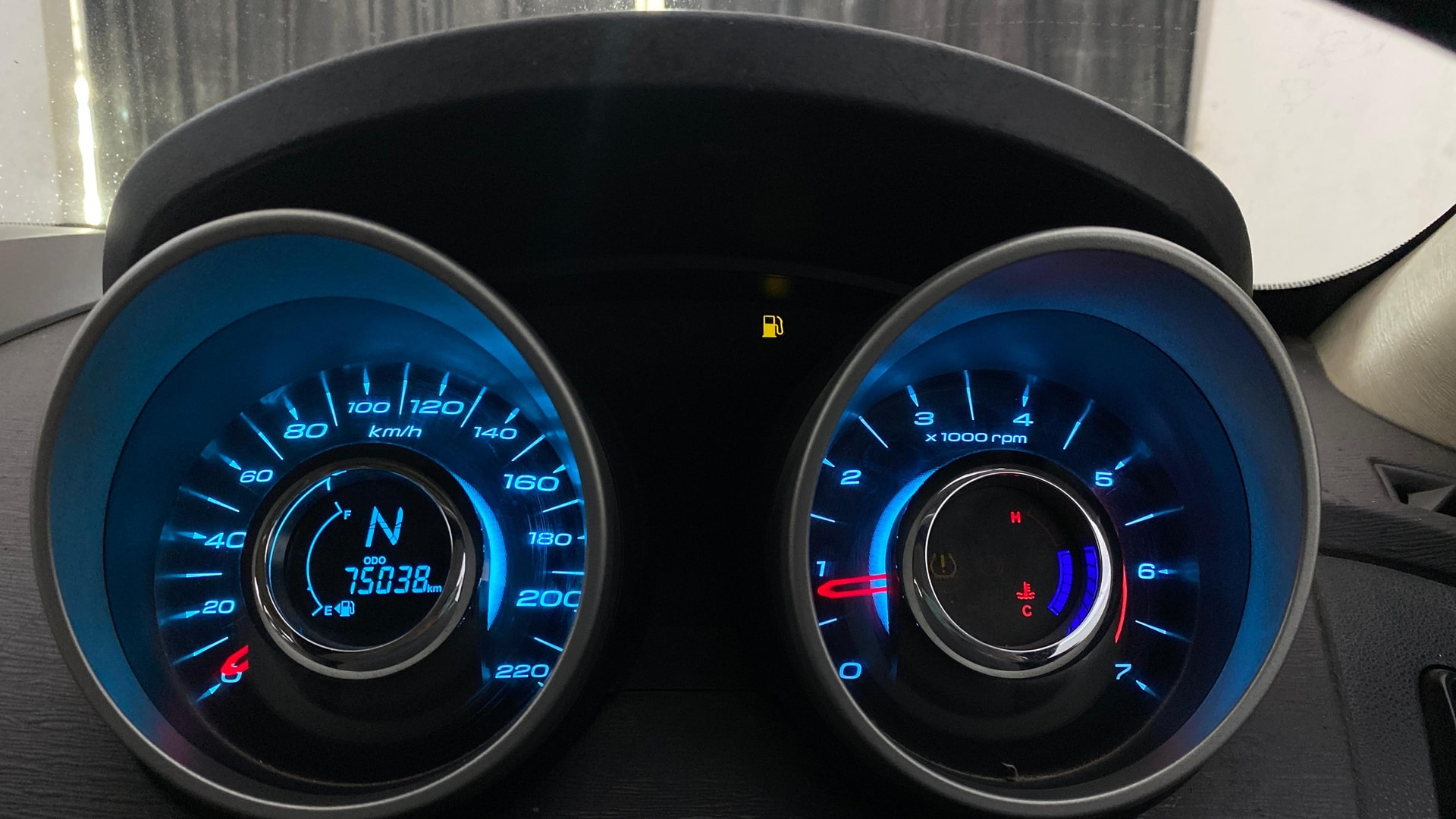 View 2015 Mahindra XUV500 W10 FWD Image 35 Used 2015 Mahindra XUV500 W10 FWD Image 35
