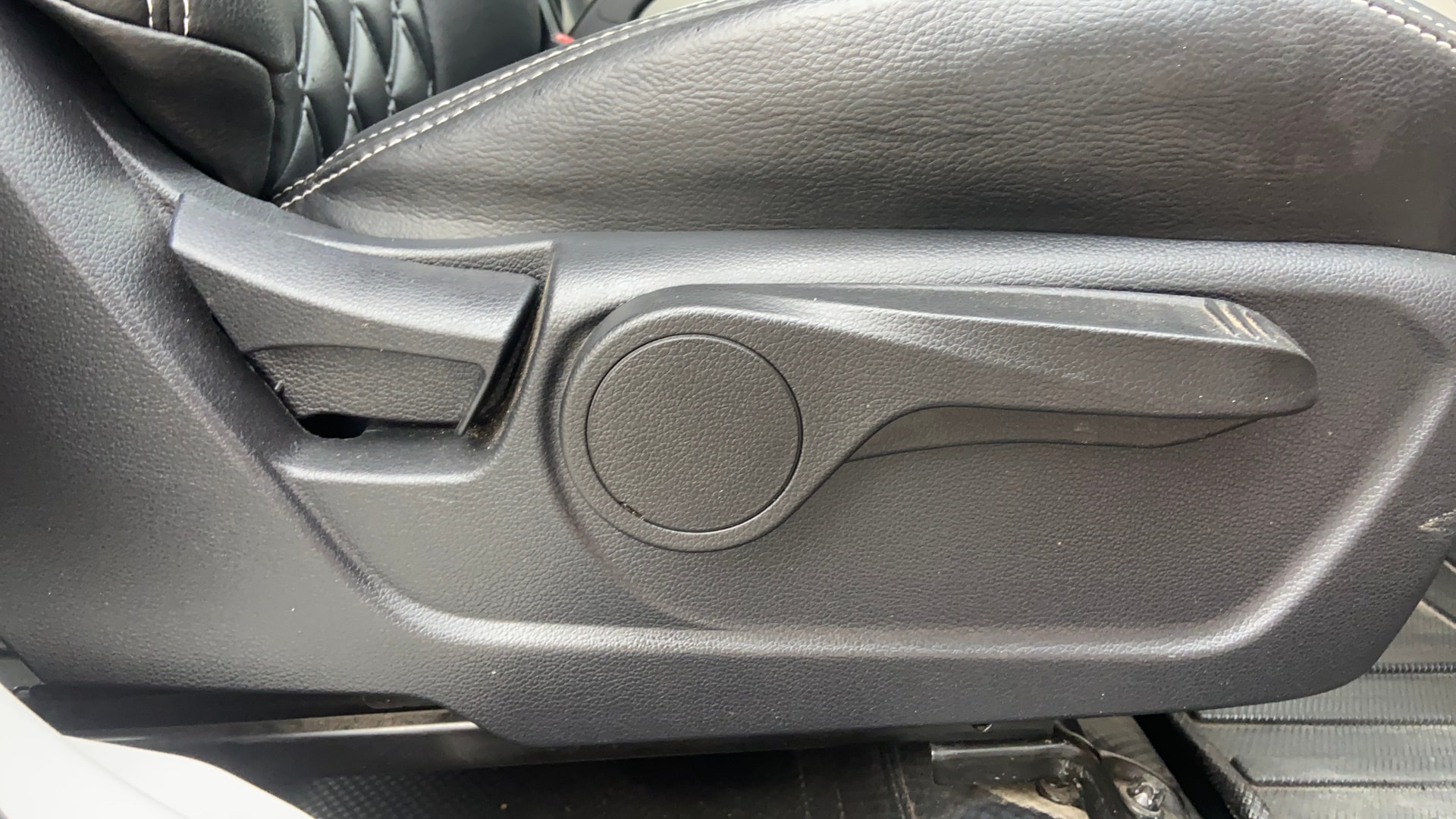 View 2024 Mahindra XUV 3XO AX5L 1.2 TGDi AT Image 11 Used 2024 Mahindra XUV 3XO AX5L 1.2 TGDi AT Image 11