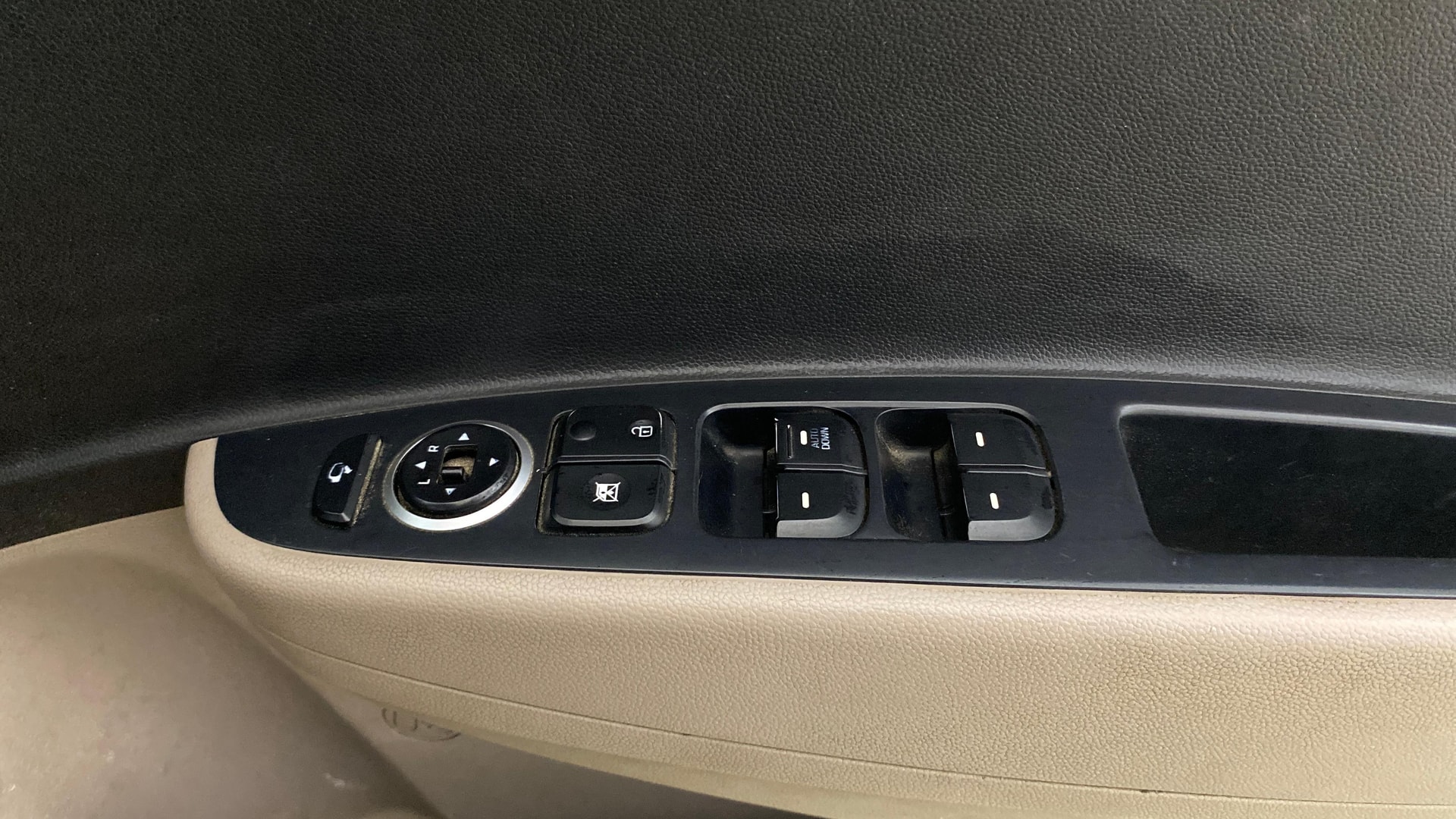 View 2015 Hyundai Grand i10 Asta AT 1.2 Kappa VTVT Image 32 Used 2015 Hyundai Grand i10 Asta AT 1.2 Kappa VTVT Image 32