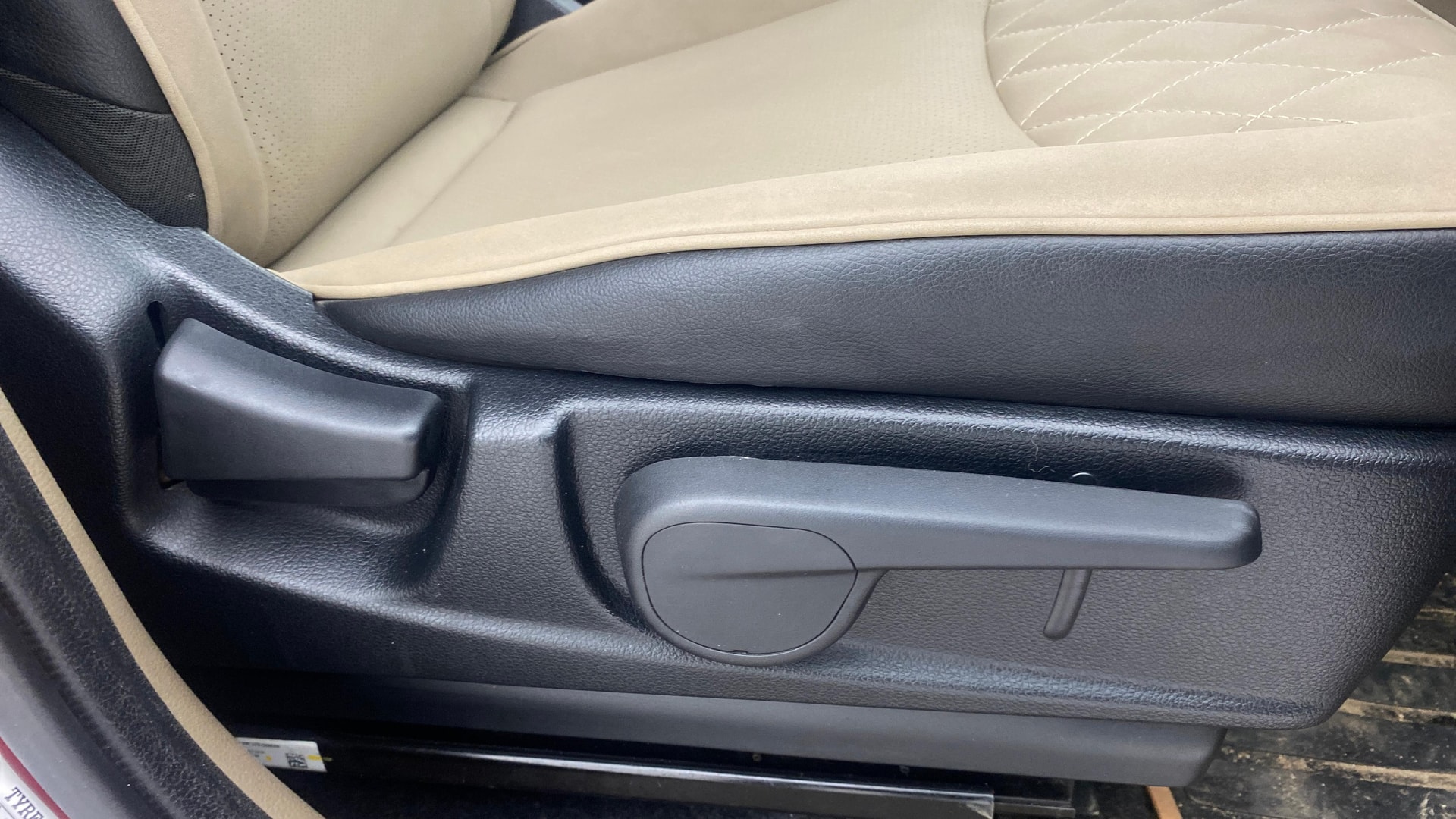 View 2018 Mahindra TUV300 T10 100HP Image 18 Used 2018 Mahindra TUV300 T10 100HP Image 18