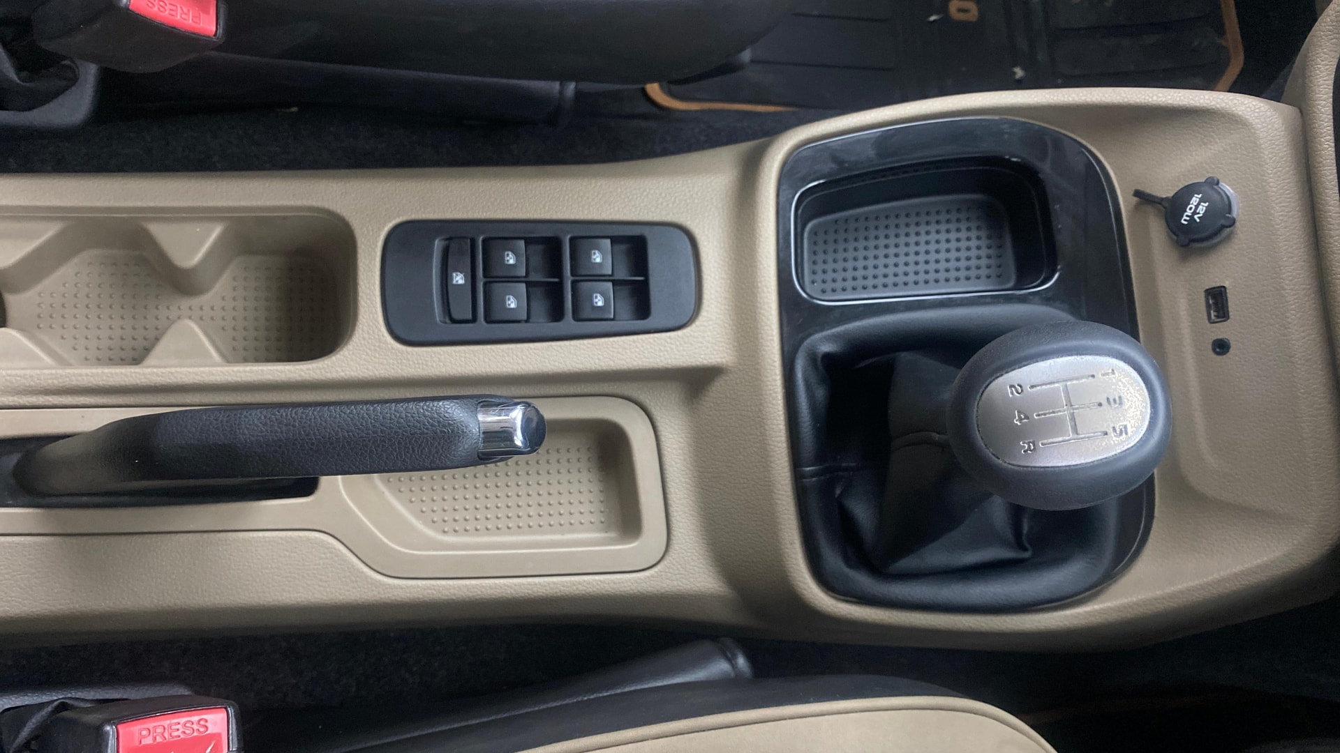 View 2018 Mahindra TUV300 T10 100HP Image 37 Used 2018 Mahindra TUV300 T10 100HP Image 37