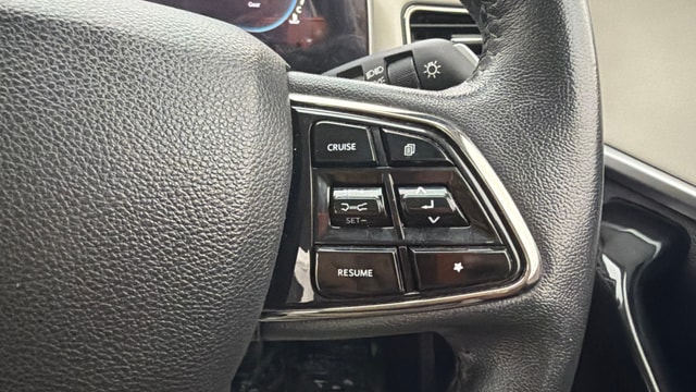 View Mahindra XUV700 Image 3 Used Mahindra XUV700 Image 3