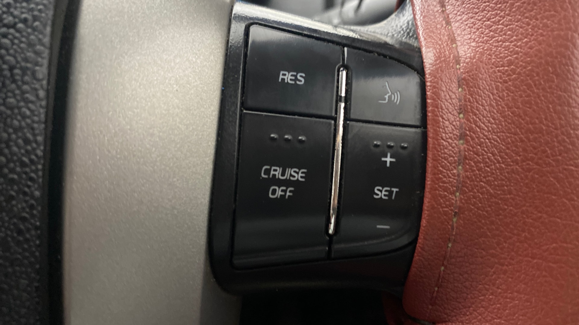 View 2018 Mahindra XUV500 W10 FWD AT Image 3 Used 2018 Mahindra XUV500 W10 FWD AT Image 3