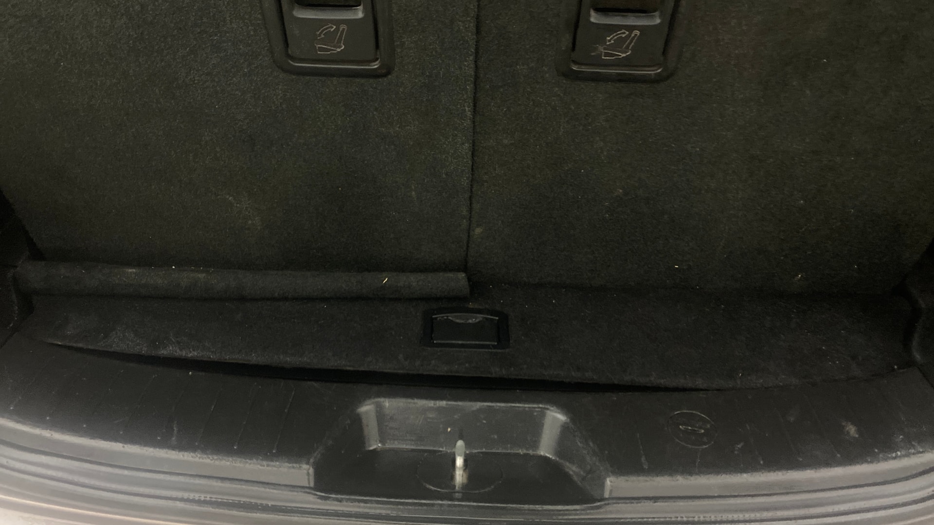 View 2018 Mahindra XUV500 W10 FWD AT Image 7 Used 2018 Mahindra XUV500 W10 FWD AT Image 7