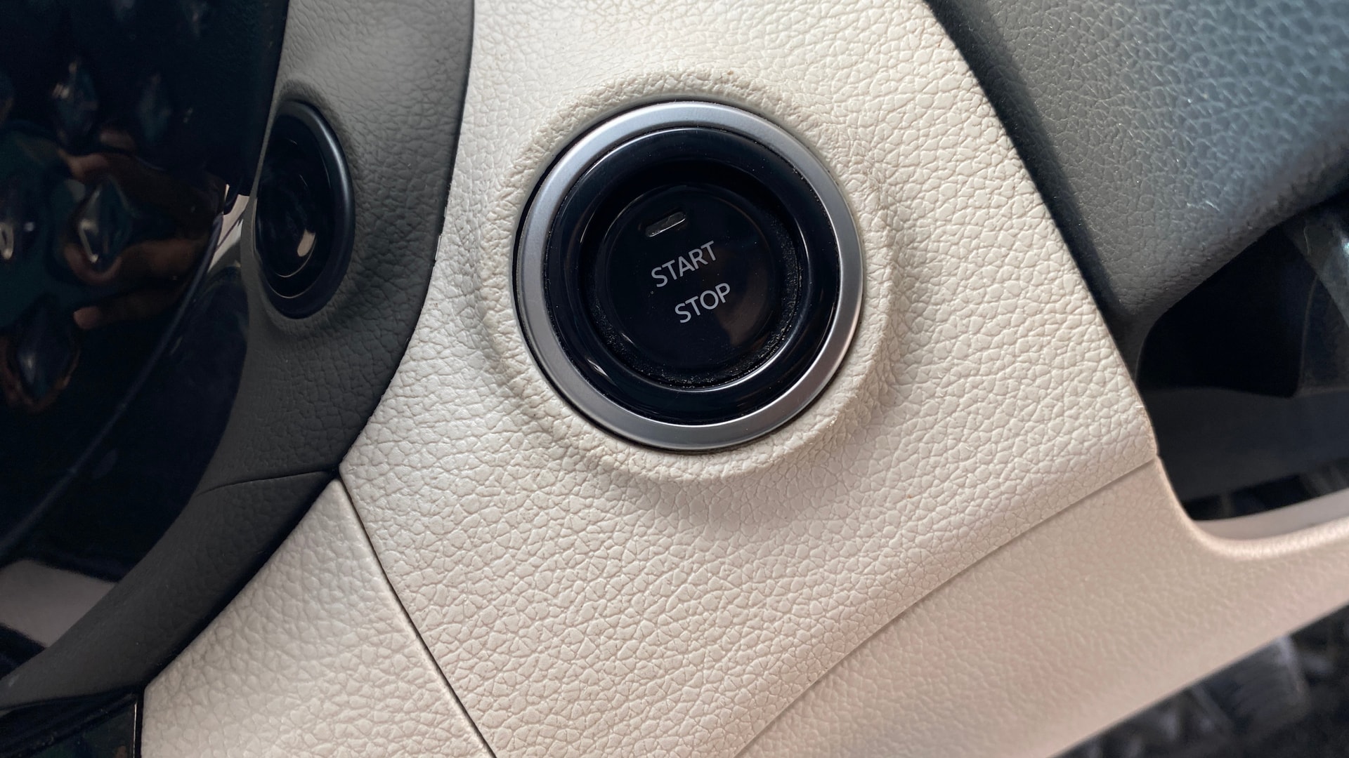 View 2024 Mahindra XUV 3XO AX5 1.2 L TCMPFi Image 35 Used 2024 Mahindra XUV 3XO AX5 1.2 L TCMPFi Image 35