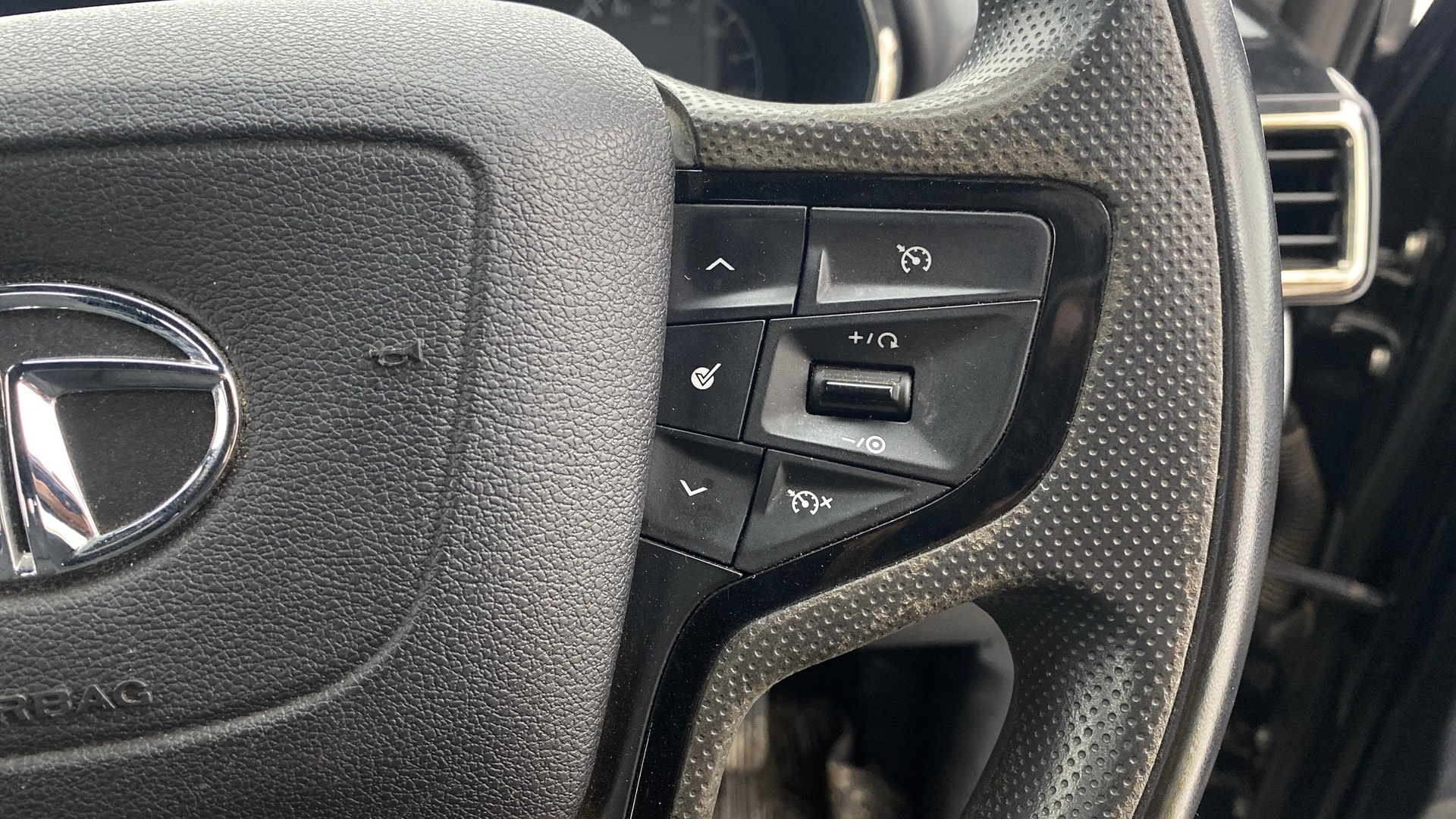 View 2023 Tata Safari XZA Plus Image 3 Used 2023 Tata Safari XZA Plus Image 3