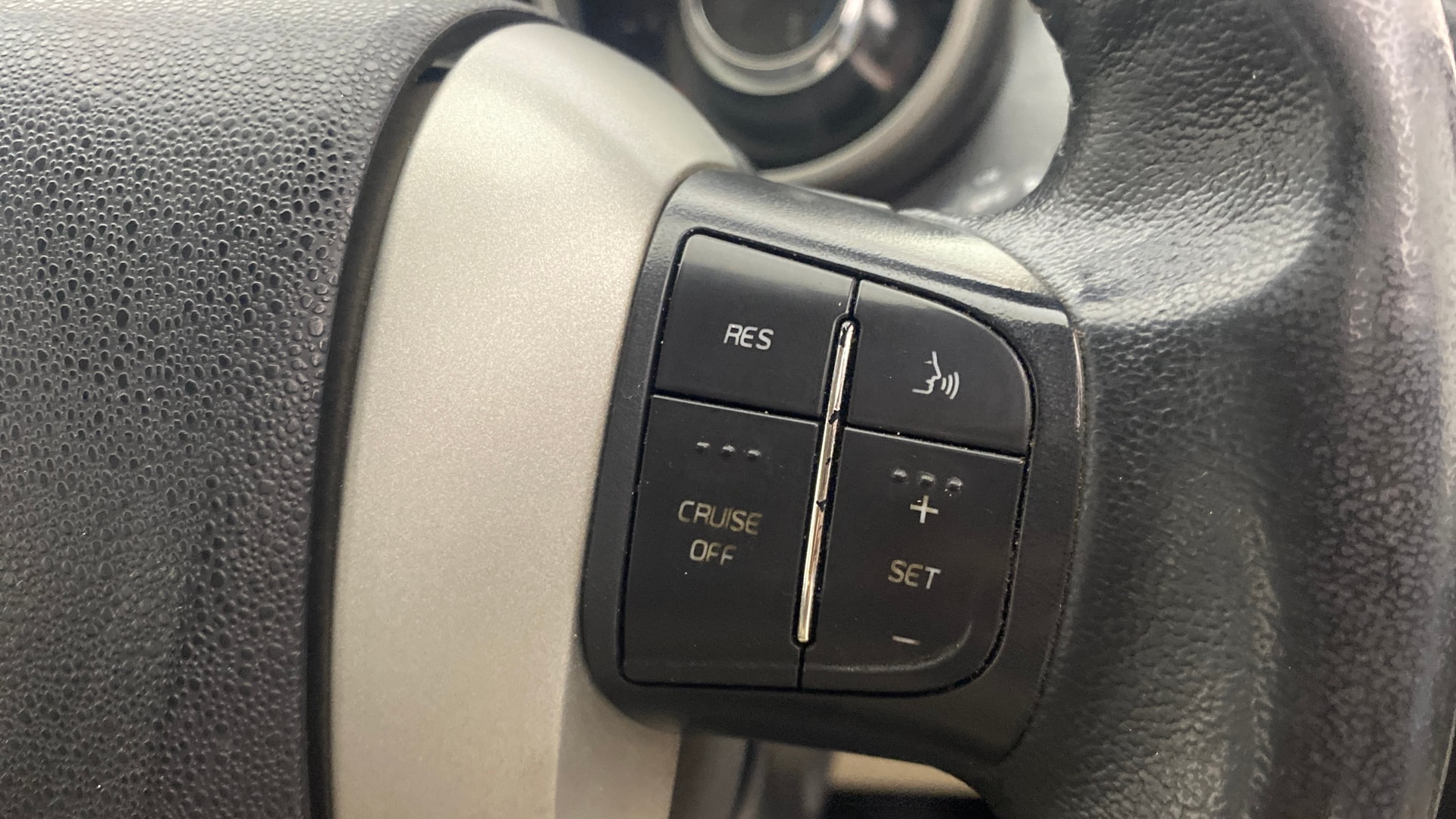 View 2017 Mahindra XUV500 W9 AT Image 3 Used 2017 Mahindra XUV500 W9 AT Image 3