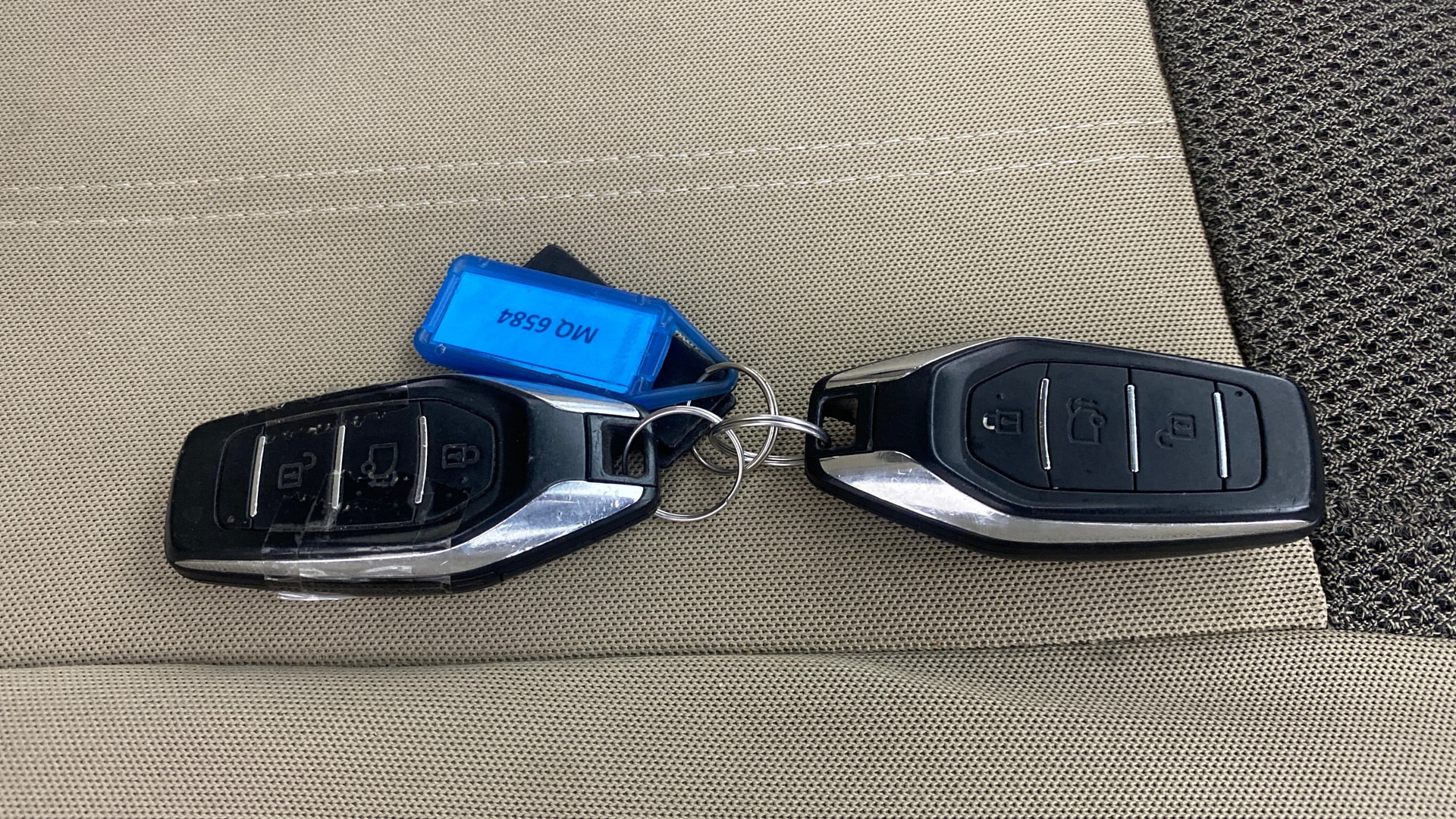 View 2017 Mahindra XUV500 W9 AT Image 20 Used 2017 Mahindra XUV500 W9 AT Image 20