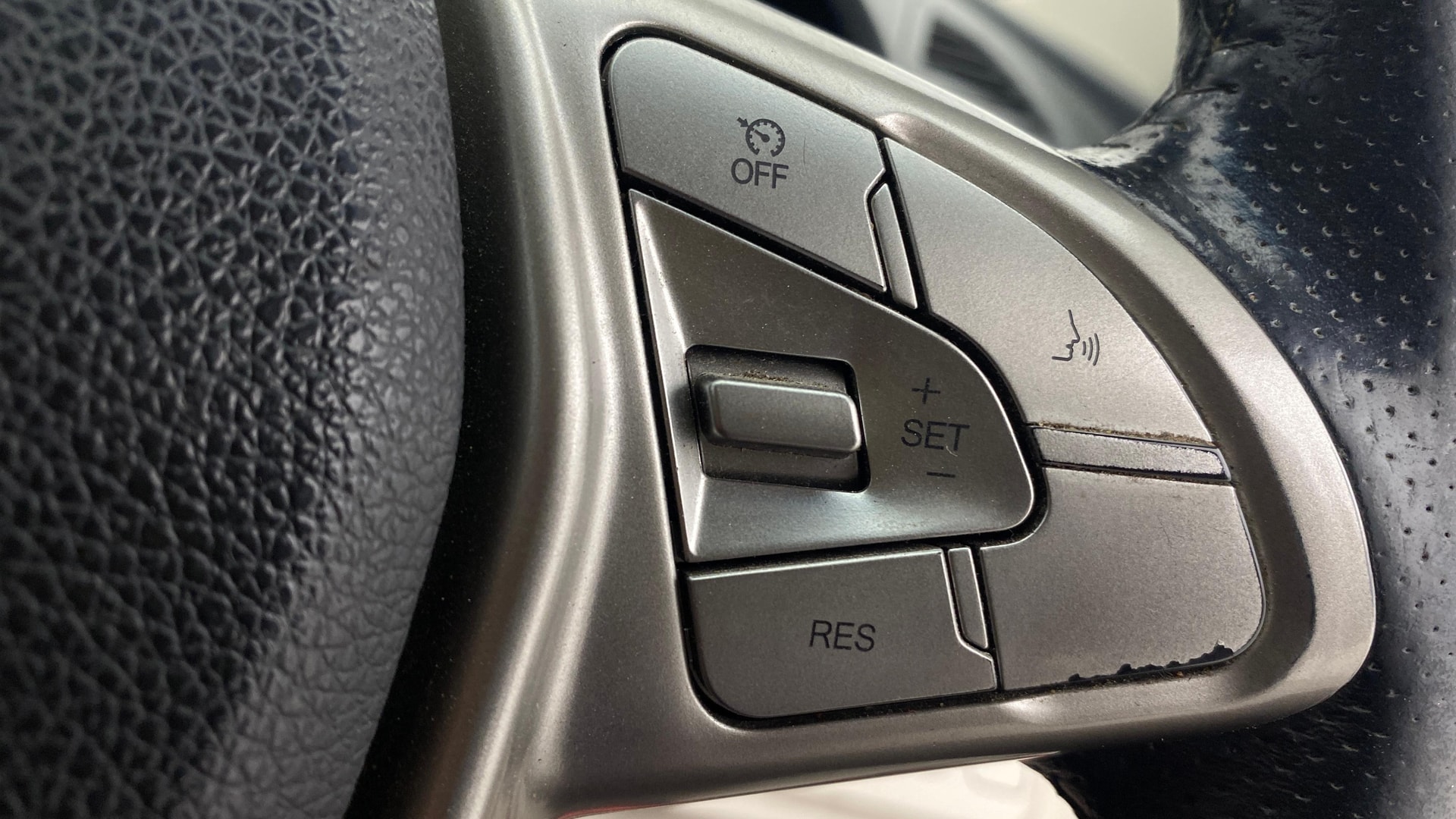 View 2019 Mahindra XUV300 W4 Petrol BS IV Image 3 Used 2019 Mahindra XUV300 W4 Petrol BS IV Image 3