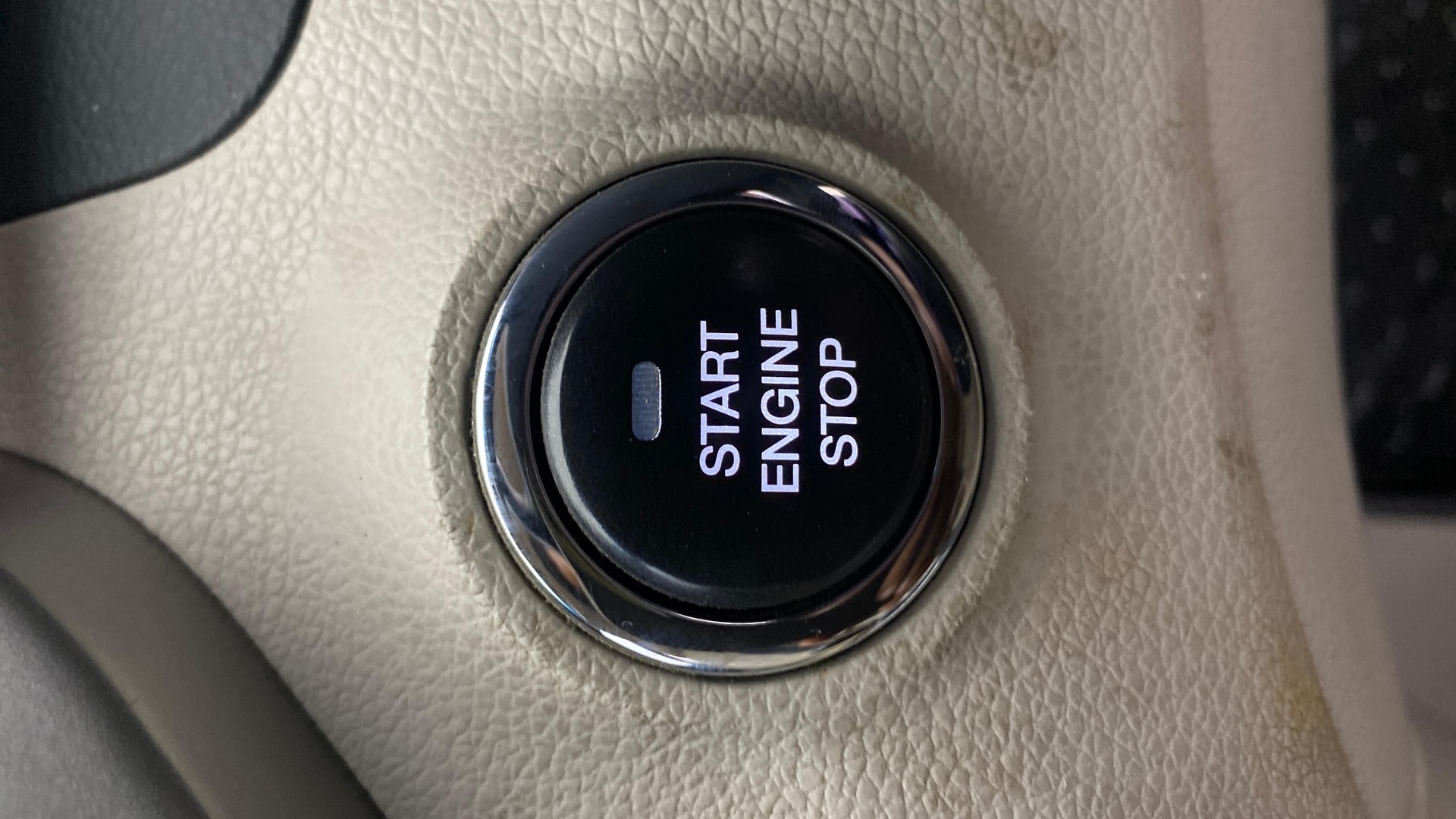 View 2019 Mahindra XUV300 W4 Petrol BS IV Image 35 Used 2019 Mahindra XUV300 W4 Petrol BS IV Image 35