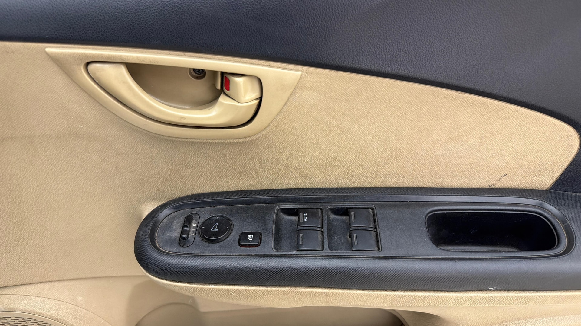 View 2014 Honda Mobilio E Diesel Image 33 Used 2014 Honda Mobilio E Diesel Image 33