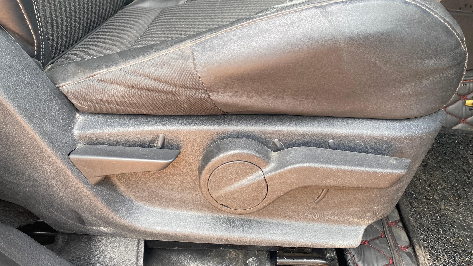 View 2023 Mahindra Thar AX Standard Manual Soft Top 6 Seater Image 18 Used 2023 Mahindra Thar AX Standard Manual Soft Top 6 Seater Image 18