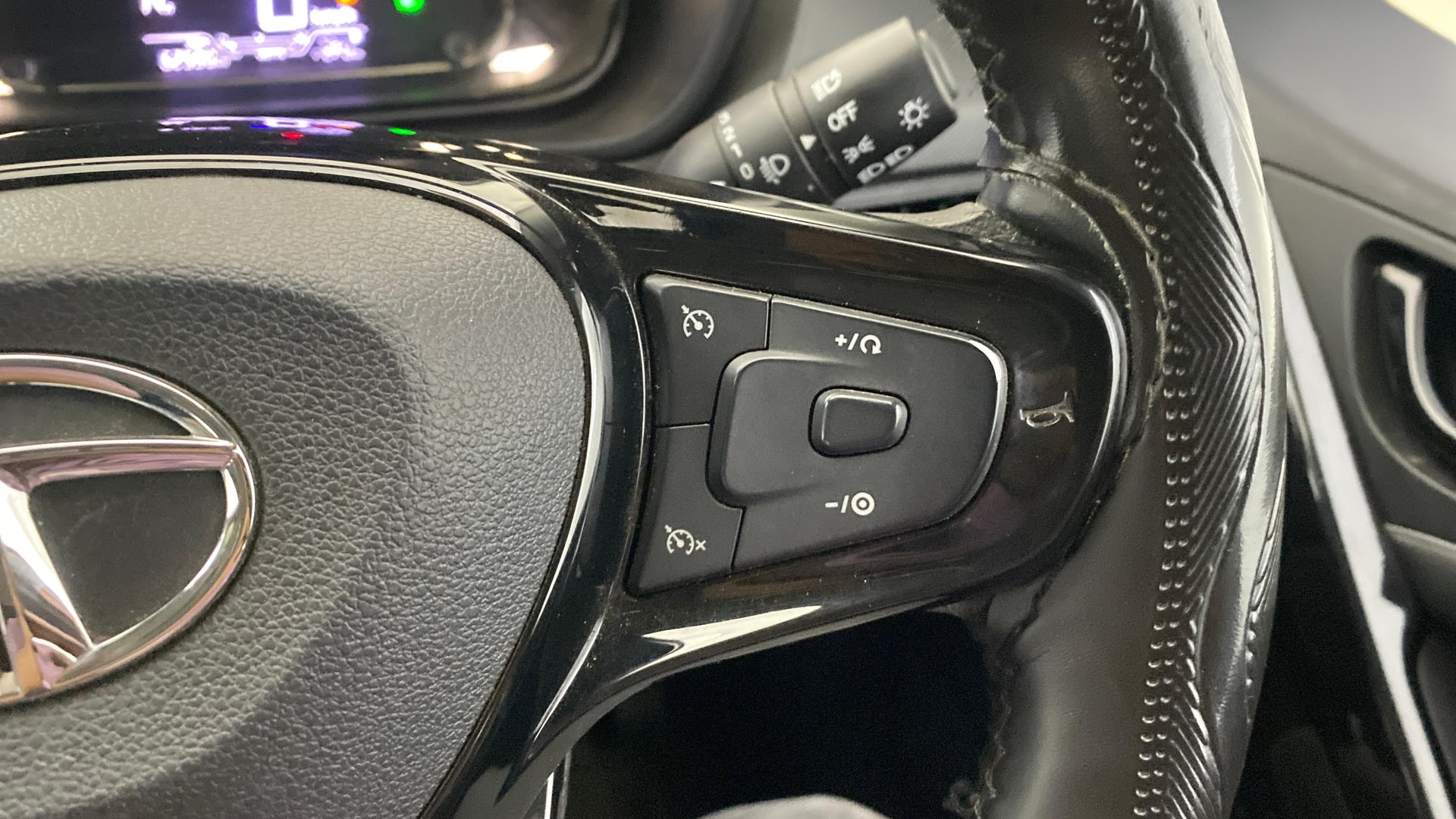 View 2022 Tata Nexon Revotorq Kaziranga XZA Plus AMT Image 3 Used 2022 Tata Nexon Revotorq Kaziranga XZA Plus AMT Image 3