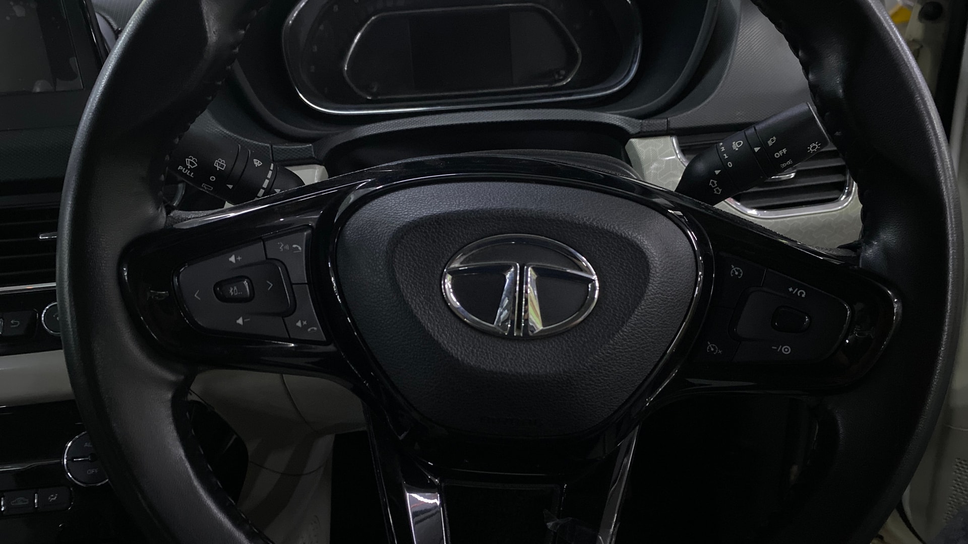 View 2020 Tata Nexon Revotron XZ Plus Luxs Jet Edition Image 3 Used 2020 Tata Nexon Revotron XZ Plus Luxs Jet Edition Image 3