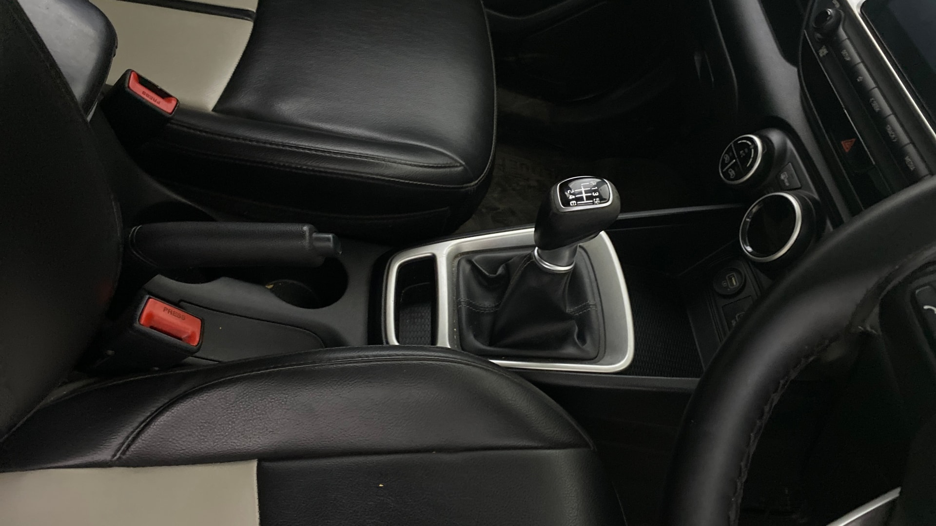 View 2019 Hyundai Venue SX 1.4 Diesel BS IV Image 41 Used 2019 Hyundai Venue SX 1.4 Diesel BS IV Image 41