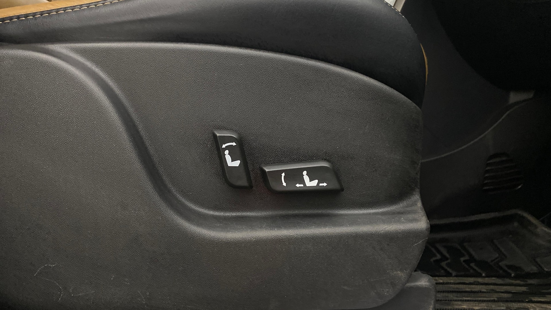 View 2021 Mahindra XUV500 W11 Image 12 Used 2021 Mahindra XUV500 W11 Image 12