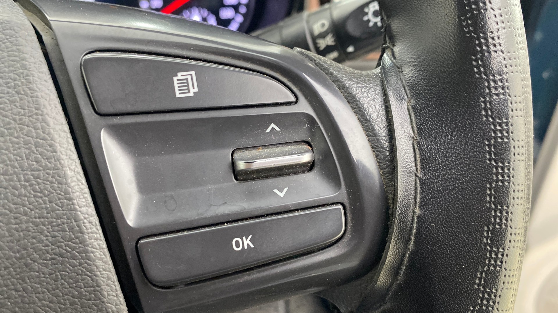View 2024 Hyundai Aura SX MT CNG Image 3 Used 2024 Hyundai Aura SX MT CNG Image 3