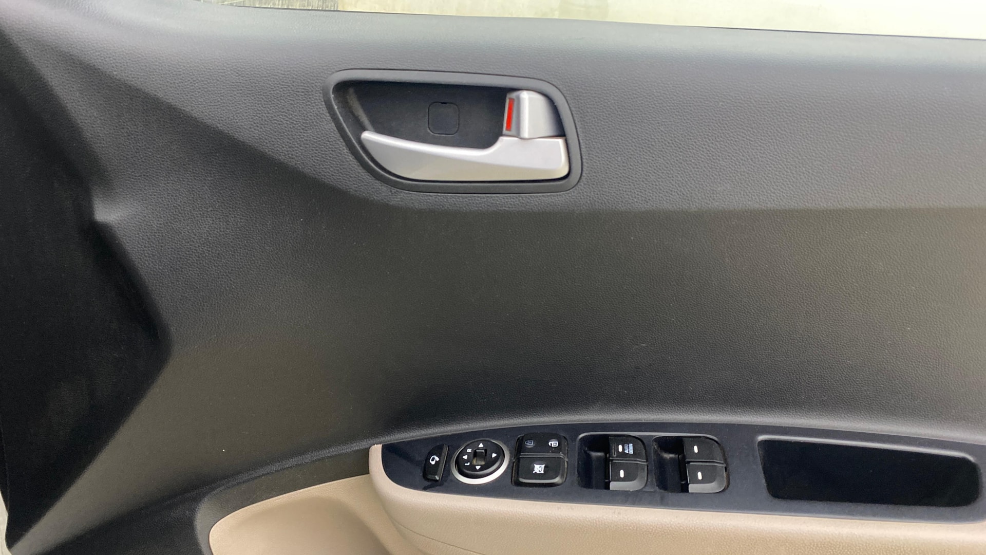 View 2017 Hyundai Grand i10 1.2 Sportz Petrol AT Image 33 Used 2017 Hyundai Grand i10 1.2 Sportz Petrol AT Image 33