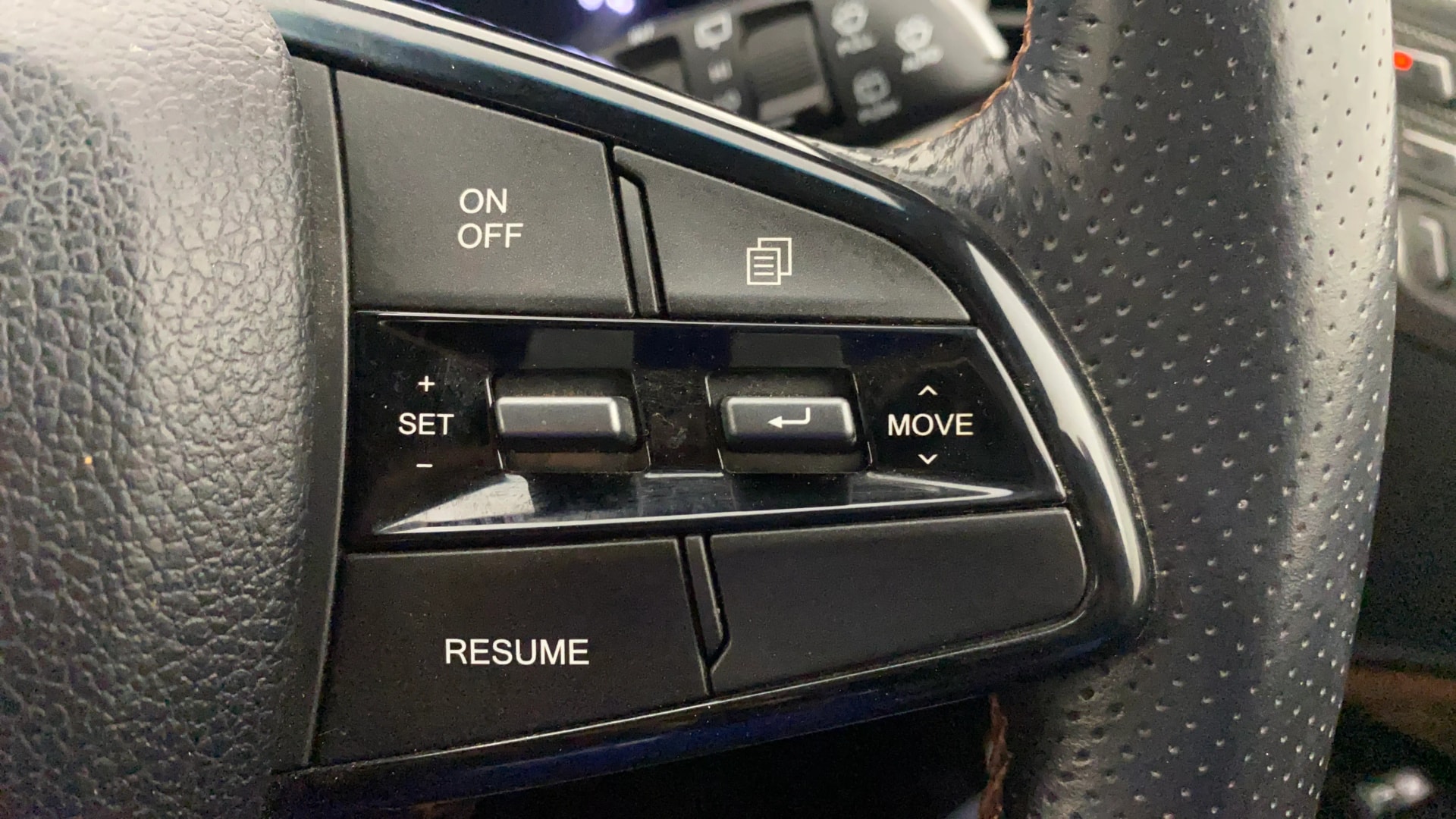 View 2022 Mahindra Alturas G4 4WD AT Image 3 Used 2022 Mahindra Alturas G4 4WD AT Image 3