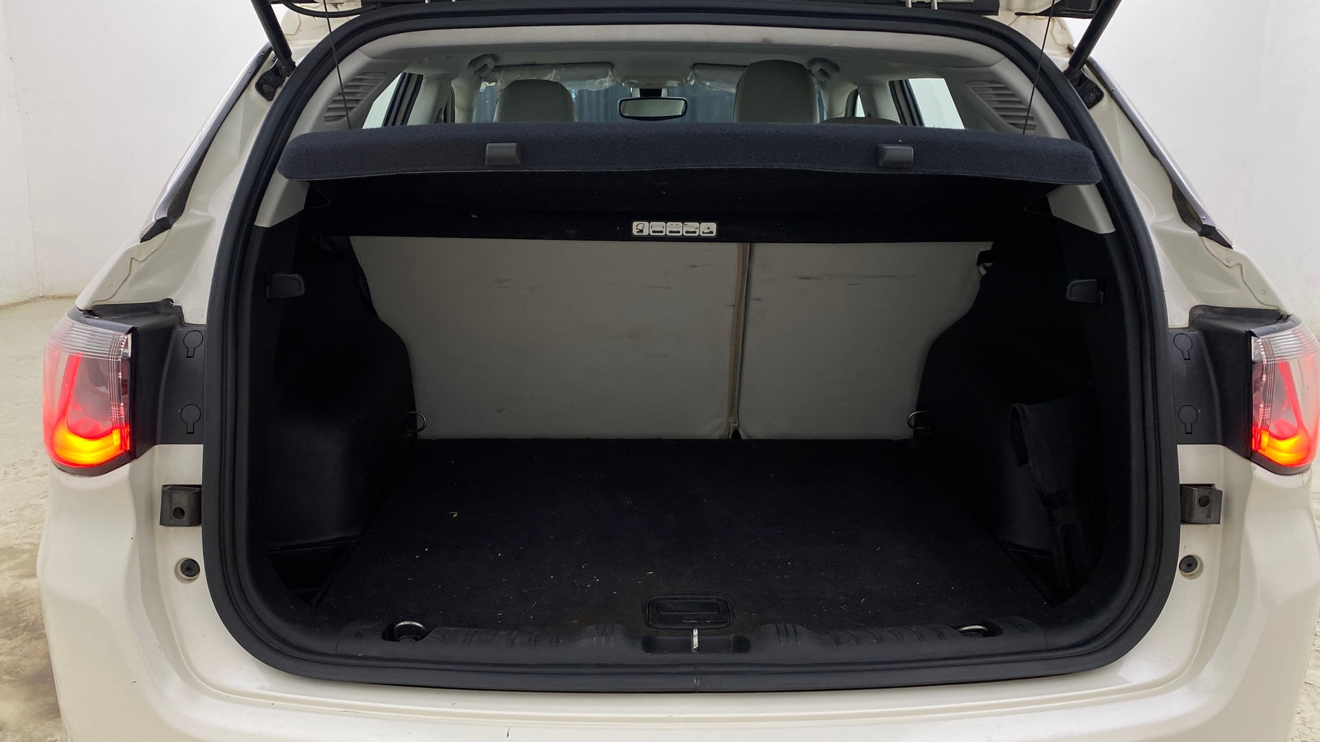 View 2019 Jeep Compass Limited 1.4 Multi AIR Petrol DDCT AT BS IV Image 10 Used 2019 Jeep Compass Limited 1.4 Multi AIR Petrol DDCT AT BS IV Image 10