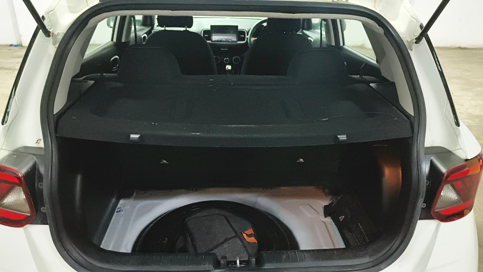 View 2019 Hyundai Venue E 1.2 Petrol BS IV Image 10 Used 2019 Hyundai Venue E 1.2 Petrol BS IV Image 10