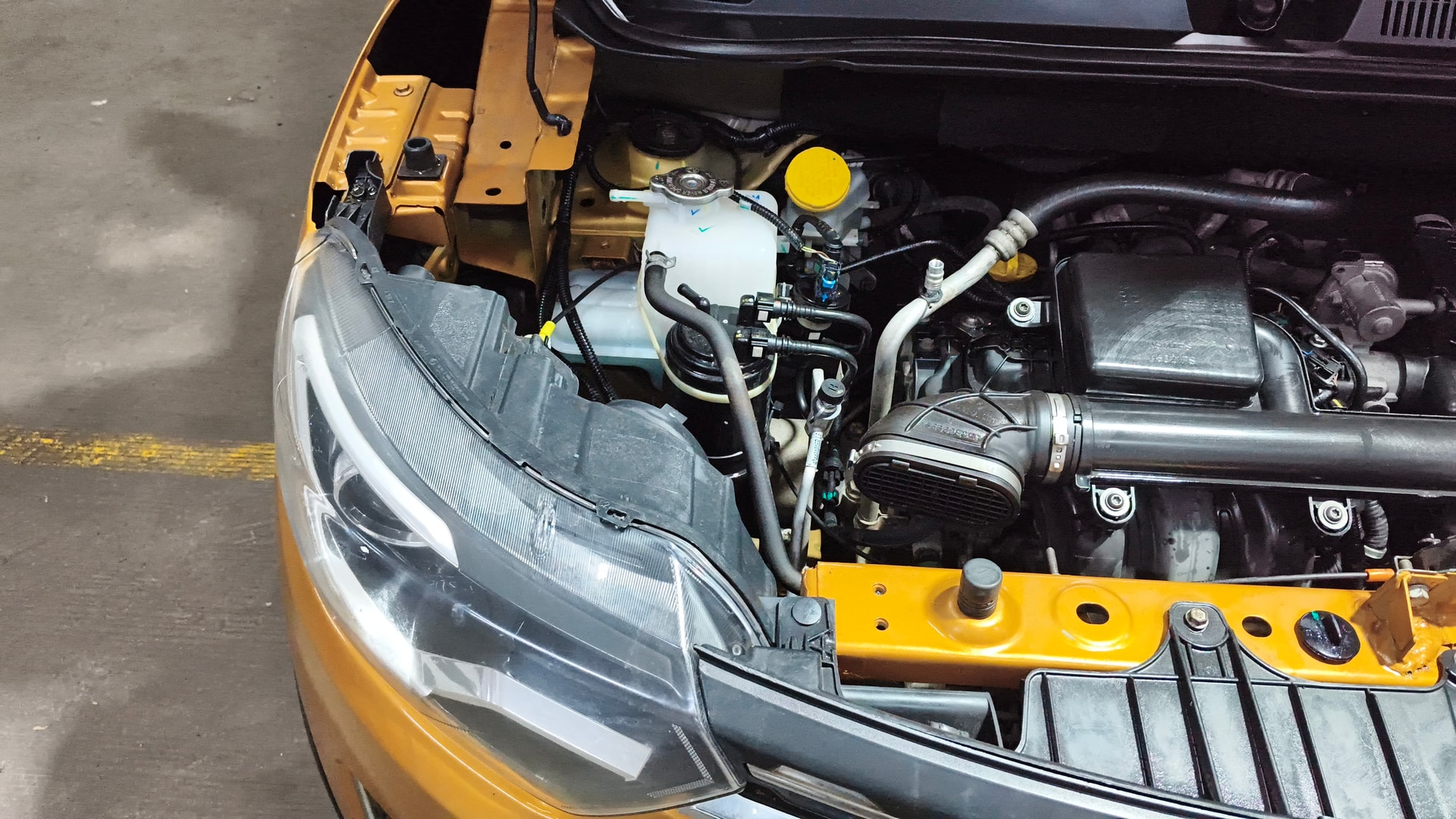 View 2020 Renault Triber RXZ Image 3 Used 2020 Renault Triber RXZ Image 3