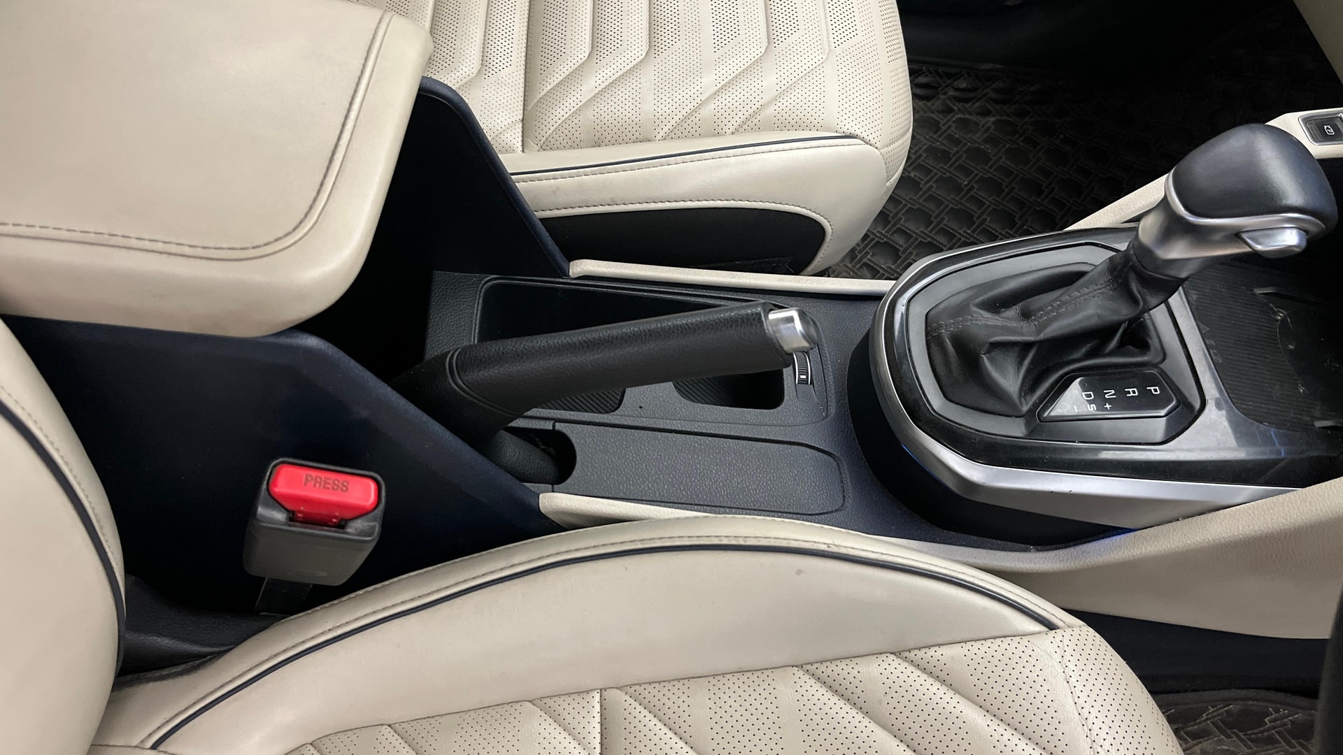 View 2022 Kia Carens Luxury Plus 1.5 AT Diesel 7 STR Image 43 Used 2022 Kia Carens Luxury Plus 1.5 AT Diesel 7 STR Image 43