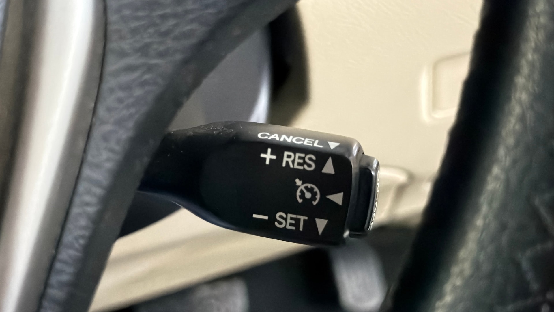 View 2018 Toyota Yaris V CVT Image 3 Used 2018 Toyota Yaris V CVT Image 3