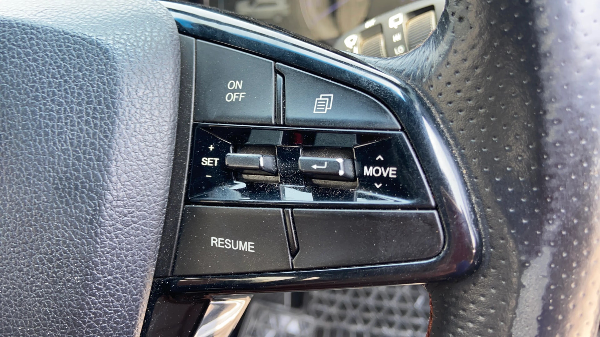 View 2019 Mahindra Alturas G4 4WD AT Image 3 Used 2019 Mahindra Alturas G4 4WD AT Image 3