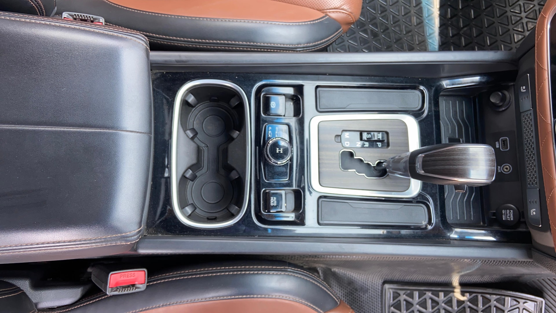 View 2019 Mahindra Alturas G4 4WD AT Image 44 Used 2019 Mahindra Alturas G4 4WD AT Image 44