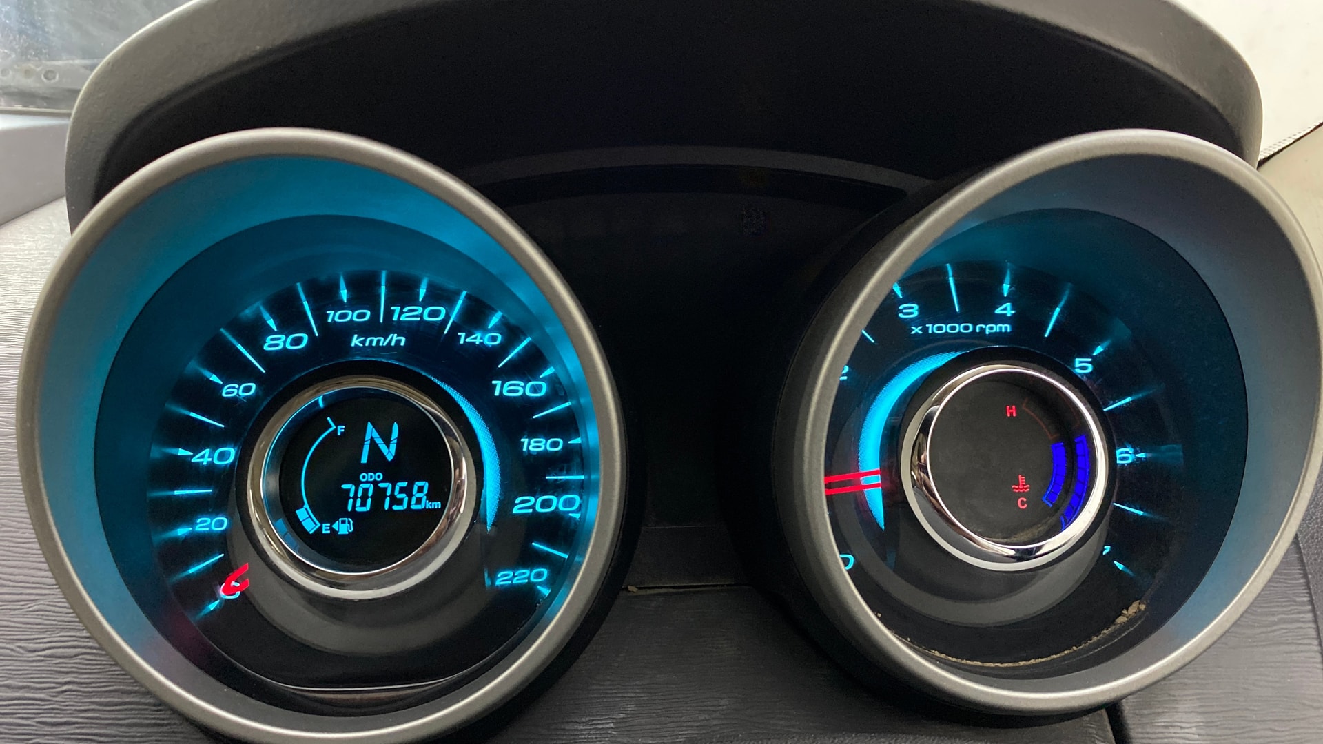 View 2015 Mahindra XUV500 W10 FWD Image 22 Used 2015 Mahindra XUV500 W10 FWD Image 22