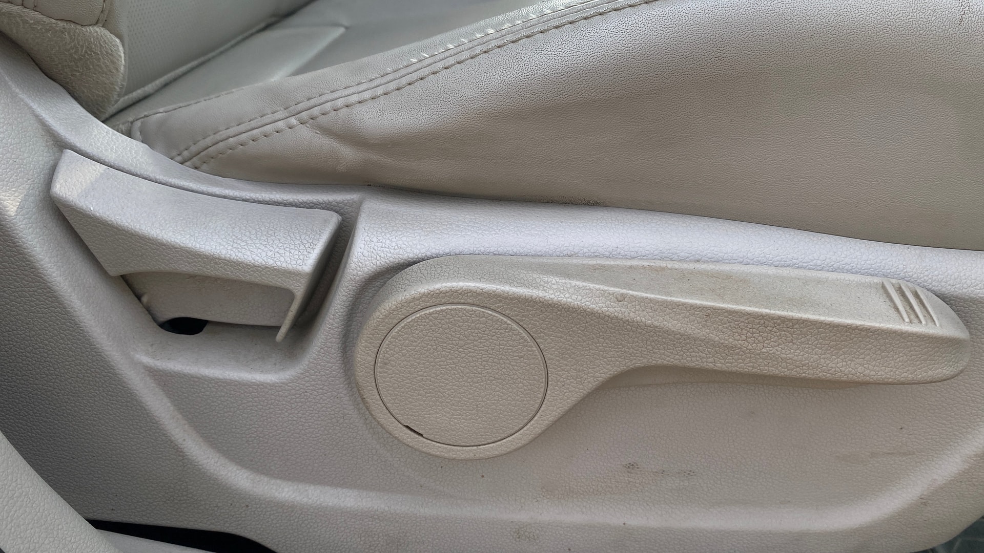 View 2019 Mahindra XUV300 W4 Petrol BS IV Image 19 Used 2019 Mahindra XUV300 W4 Petrol BS IV Image 19
