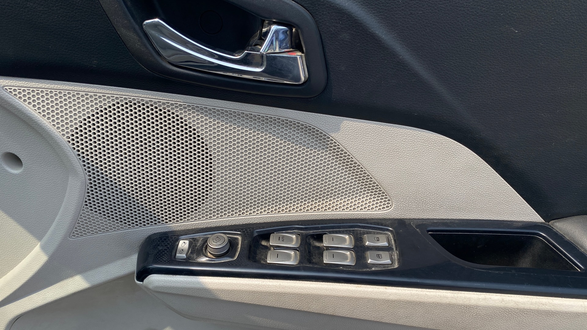View 2019 Mahindra XUV300 W4 Petrol BS IV Image 35 Used 2019 Mahindra XUV300 W4 Petrol BS IV Image 35