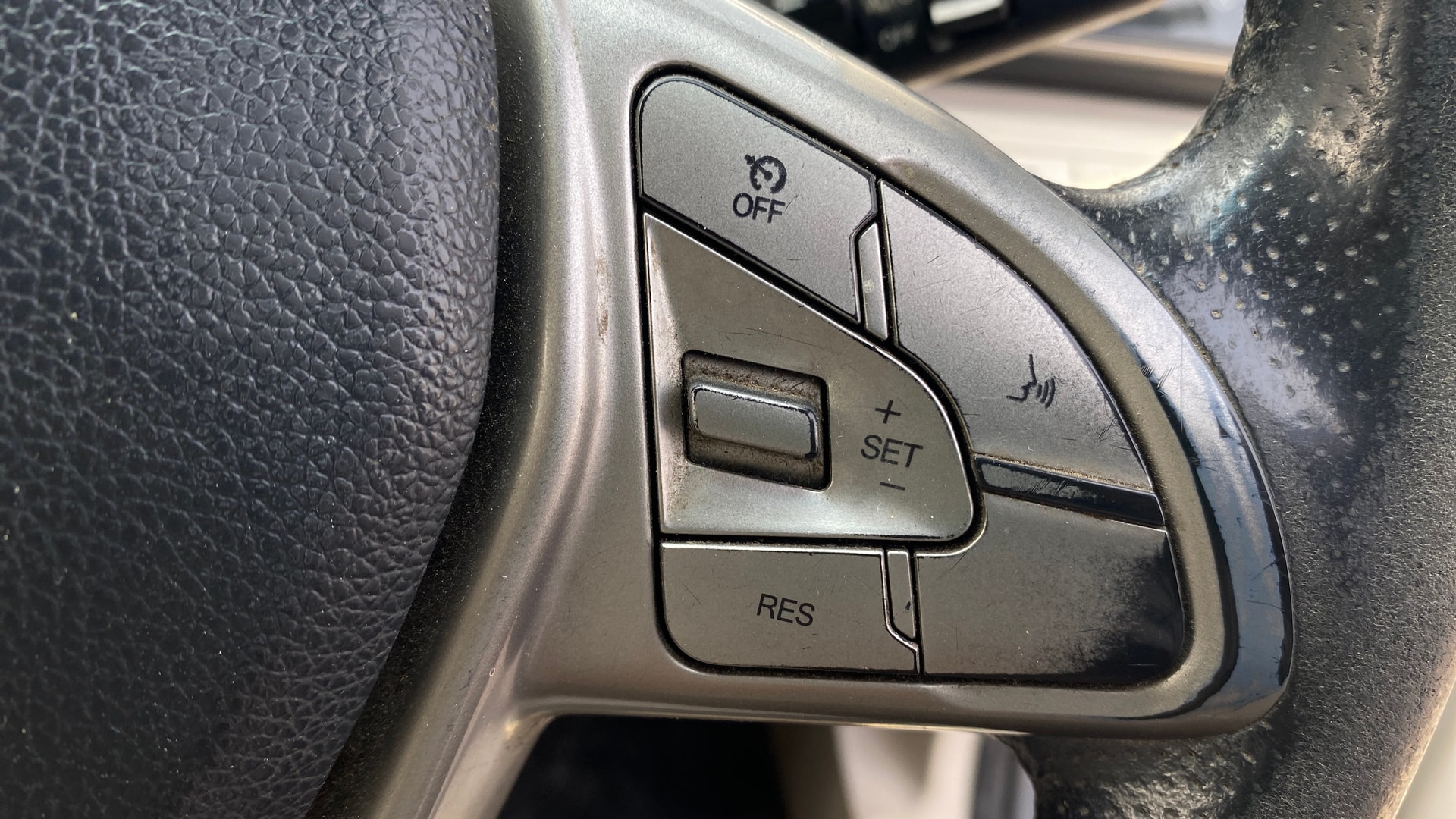 View 2019 Mahindra XUV300 W4 Petrol BS IV Image 3 Used 2019 Mahindra XUV300 W4 Petrol BS IV Image 3
