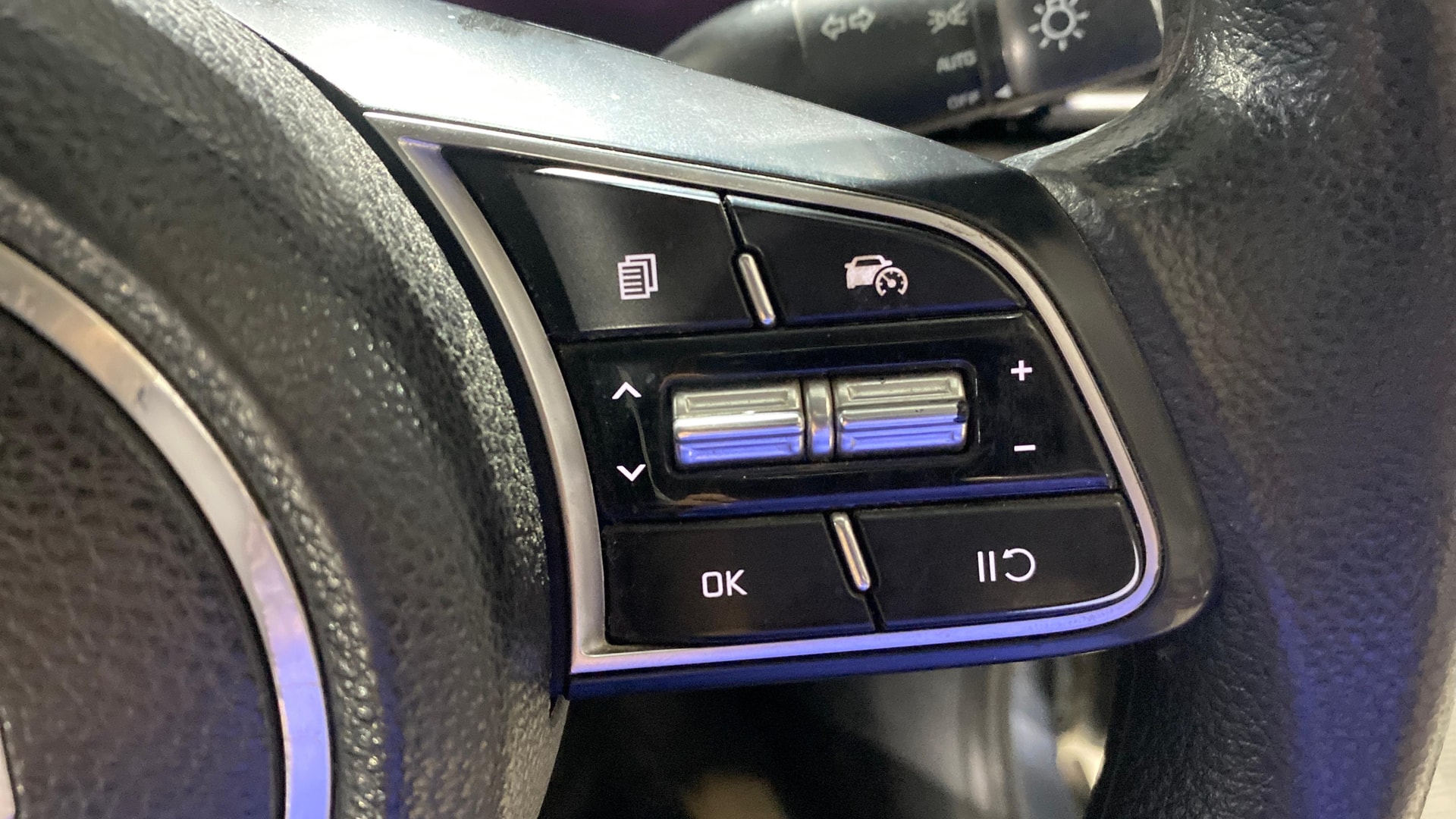 View 2022 Kia Carens Prestige 1.5 Petrol 7 STR Image 3 Used 2022 Kia Carens Prestige 1.5 Petrol 7 STR Image 3