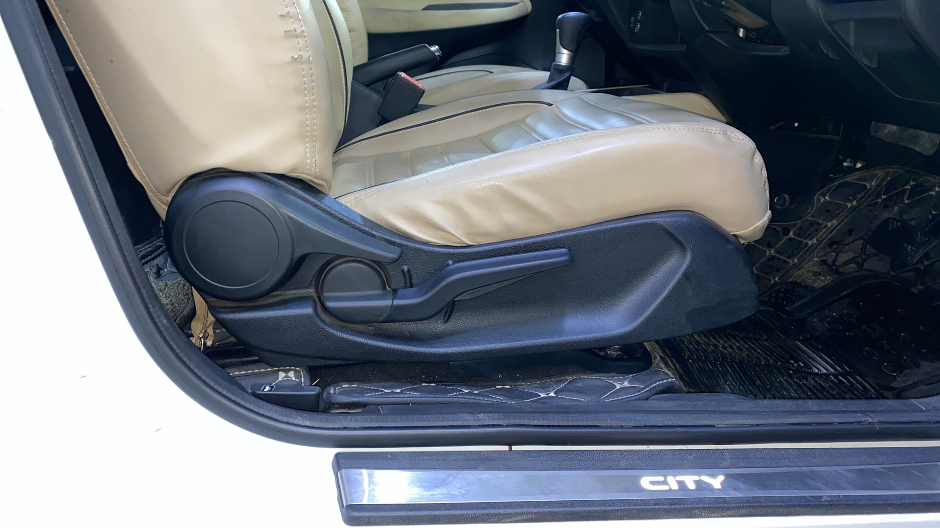 View 2023 Honda City ZX MT Diesel Anniversary Edition Image 19 Used 2023 Honda City ZX MT Diesel Anniversary Edition Image 19