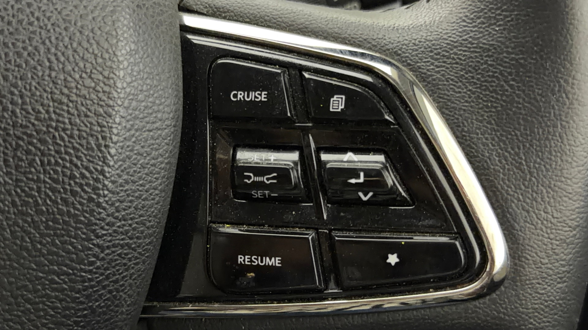 View 2025 Mahindra XUV700 MX Petrol 5 STR Image 3 Used 2025 Mahindra XUV700 MX Petrol 5 STR Image 3