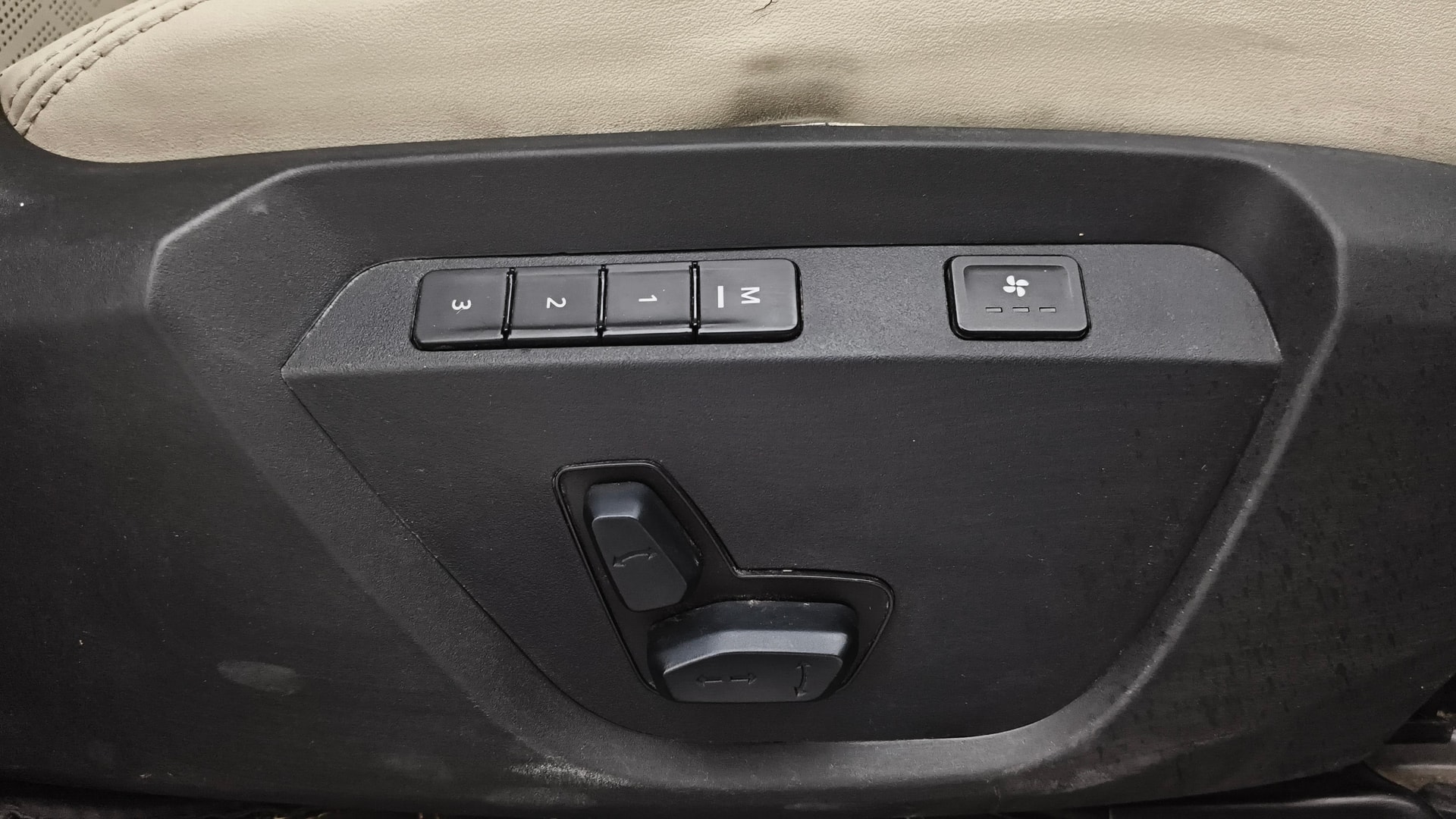 View 2023 Tata Safari 4X2 Image 12 Used 2023 Tata Safari 4X2 Image 12