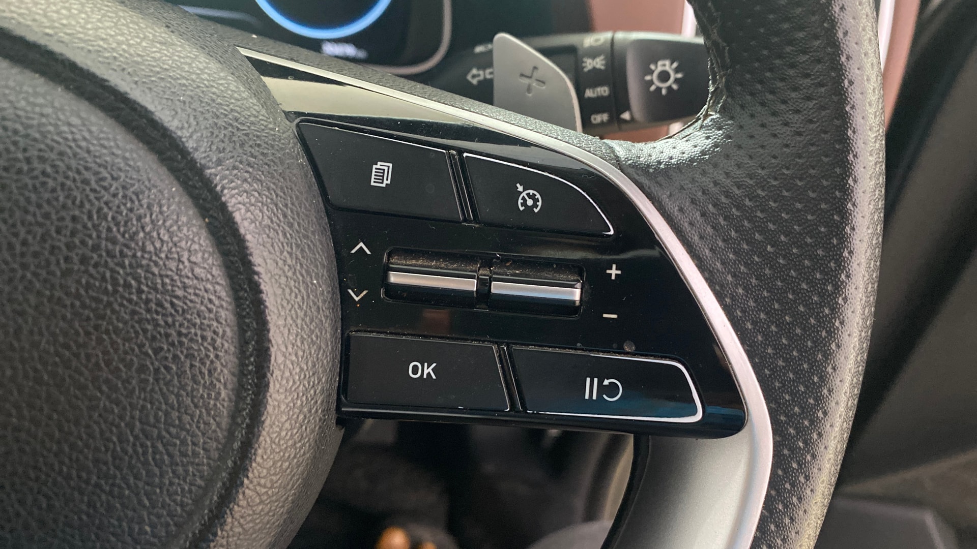 View 2022 Hyundai Alcazar Prestige 6 Seater MT Petrol Image 3 Used 2022 Hyundai Alcazar Prestige 6 Seater MT Petrol Image 3