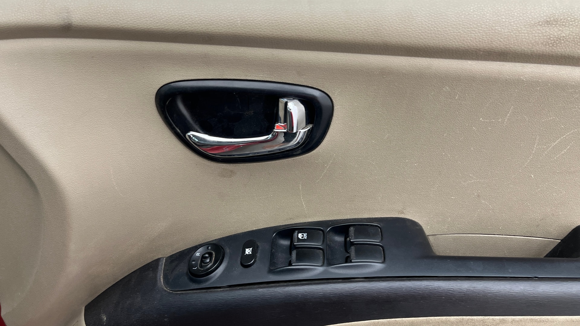 View 2013 Hyundai i10 1.2 Sportz AT Image 38 Used 2013 Hyundai i10 1.2 Sportz AT Image 38