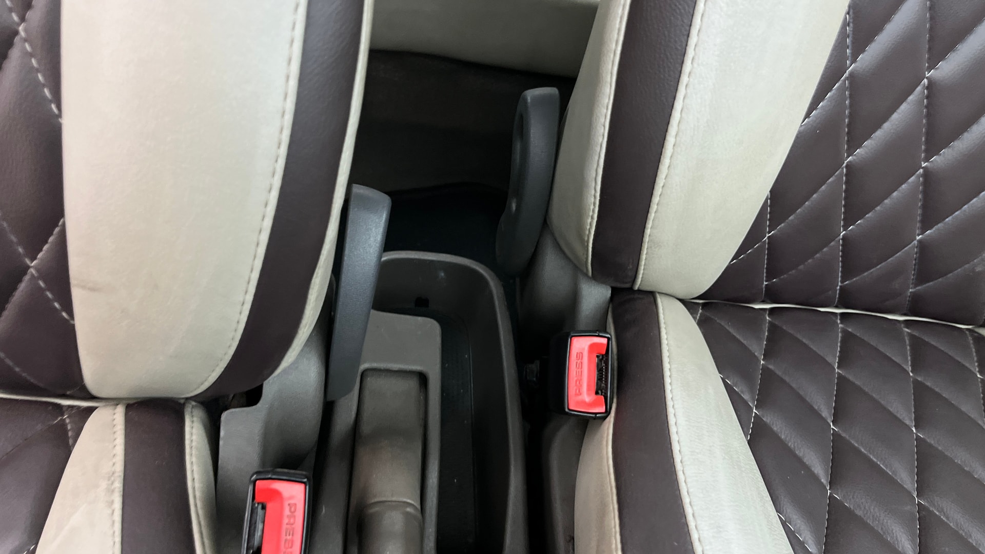 View 2013 Hyundai i10 1.2 Sportz AT Image 10 Used 2013 Hyundai i10 1.2 Sportz AT Image 10