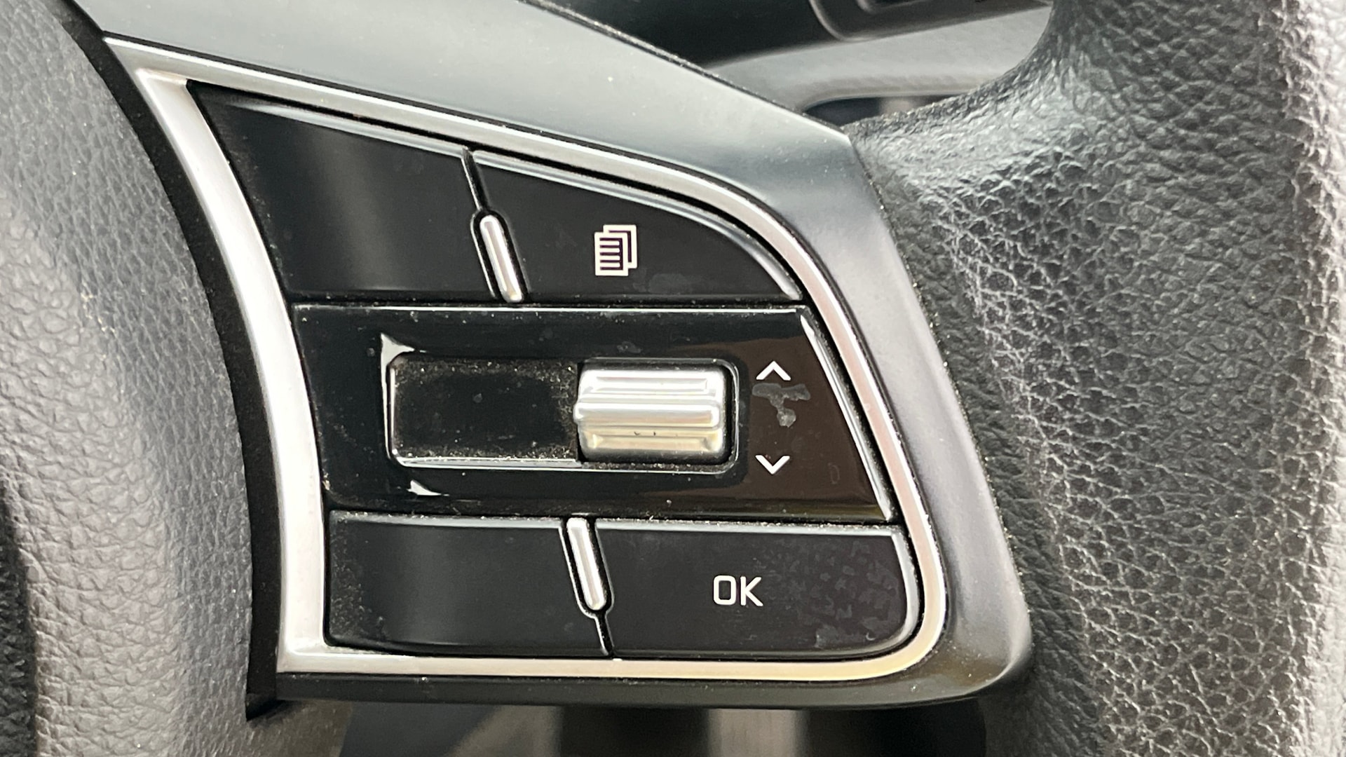View 2023 Kia Sonet HTK Plus iMT Petrol Image 3 Used 2023 Kia Sonet HTK Plus iMT Petrol Image 3