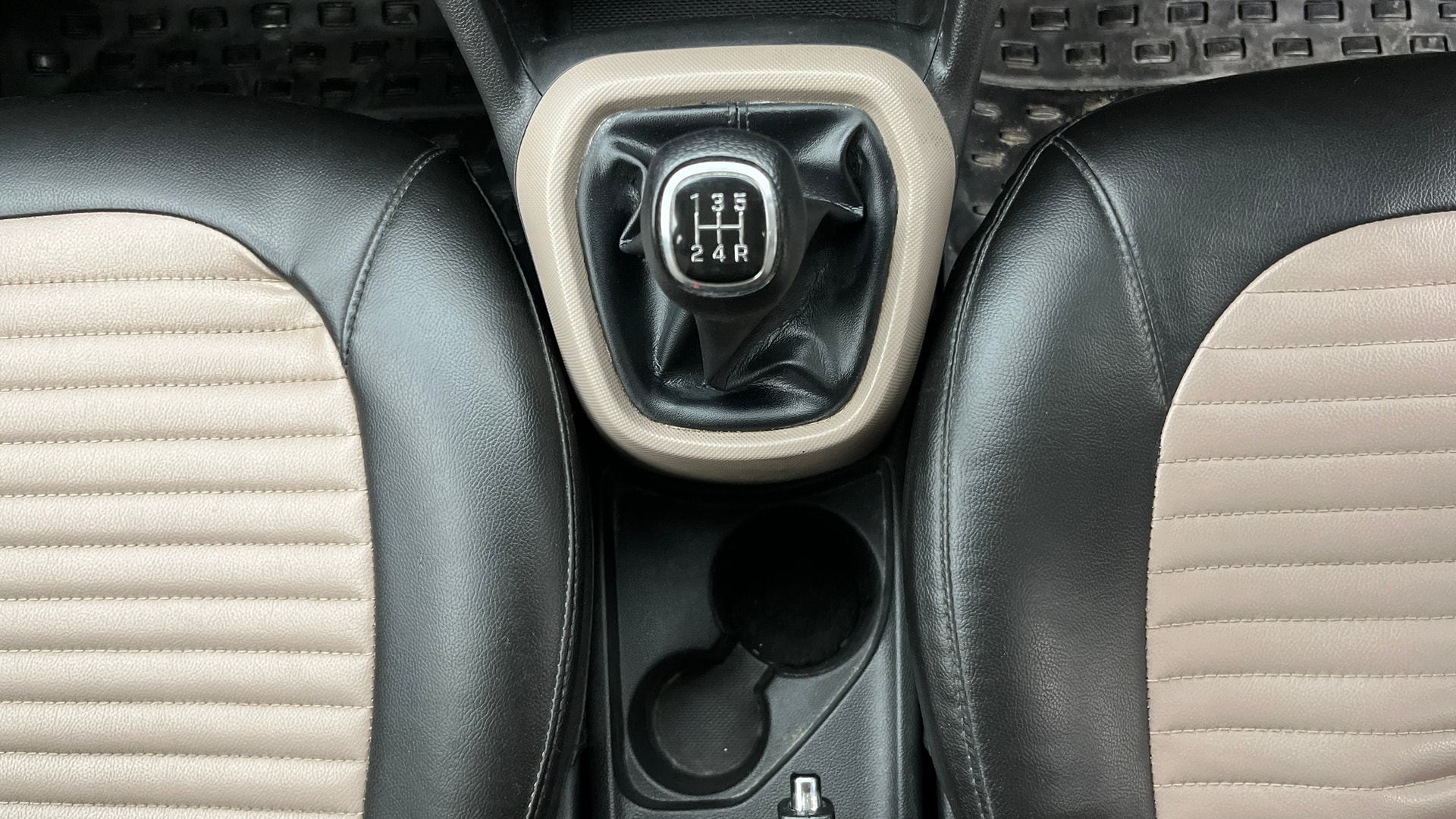 View 2017 Hyundai Grand i10 Sportz 1.2 Kappa Image 38 Used 2017 Hyundai Grand i10 Sportz 1.2 Kappa Image 38