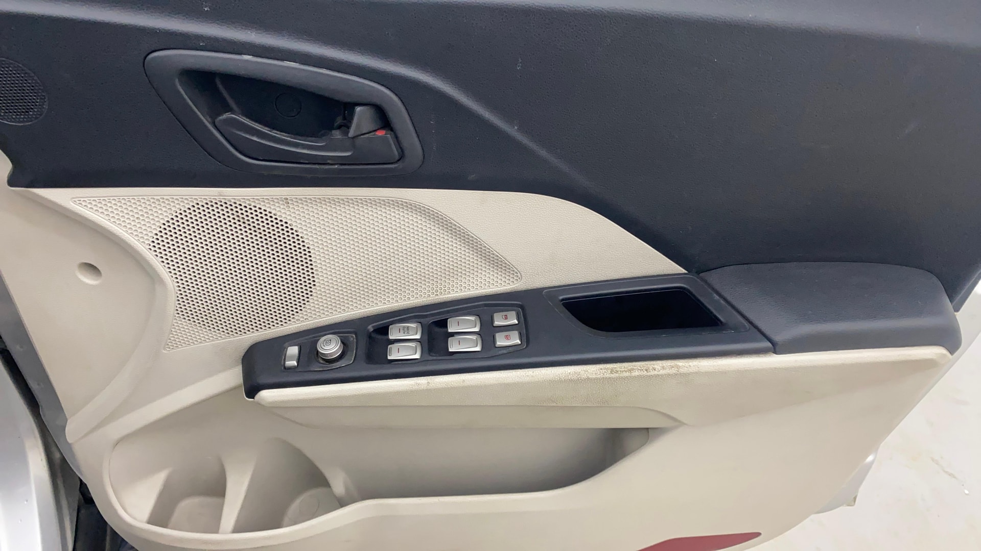 View 2019 Mahindra XUV300 W4 Petrol BS IV Image 33 Used 2019 Mahindra XUV300 W4 Petrol BS IV Image 33